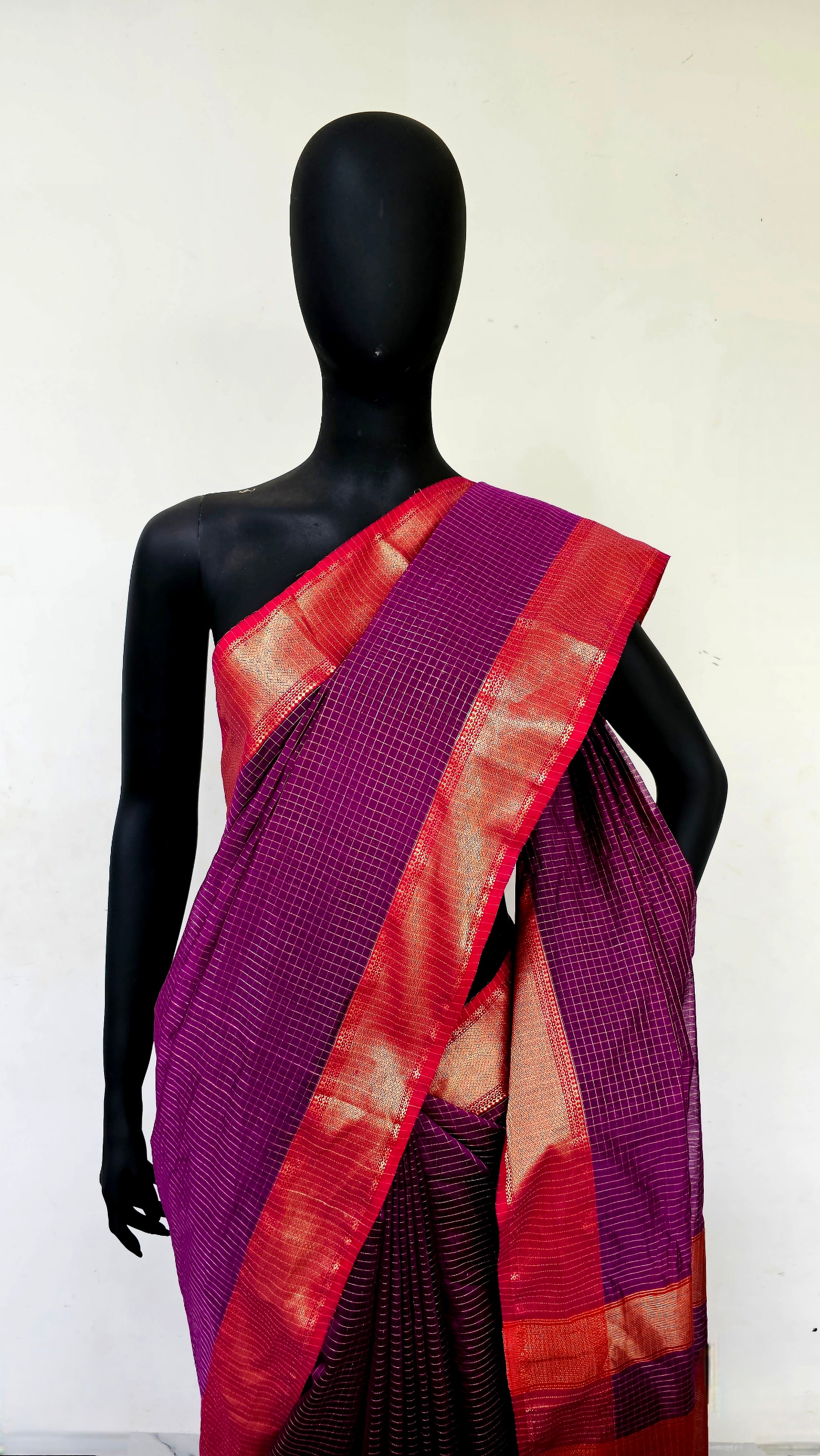 Mesmerizing Maheshwari Saree: A Symphony of Magenta and Gold