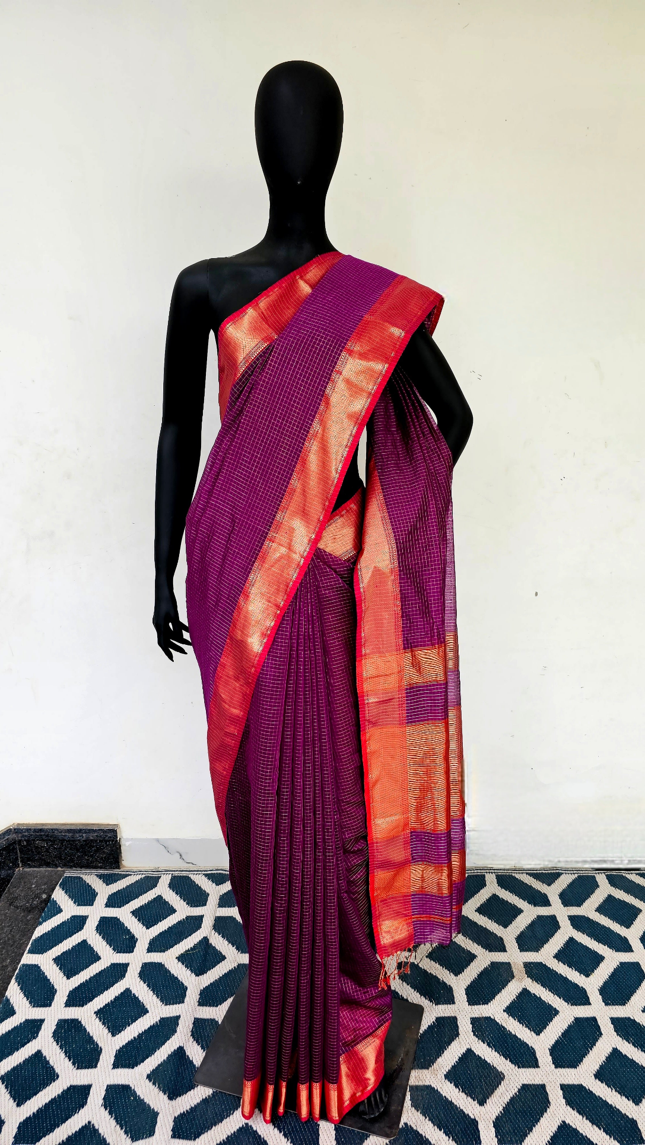 Mesmerizing Maheshwari Saree: A Symphony of Magenta and Gold