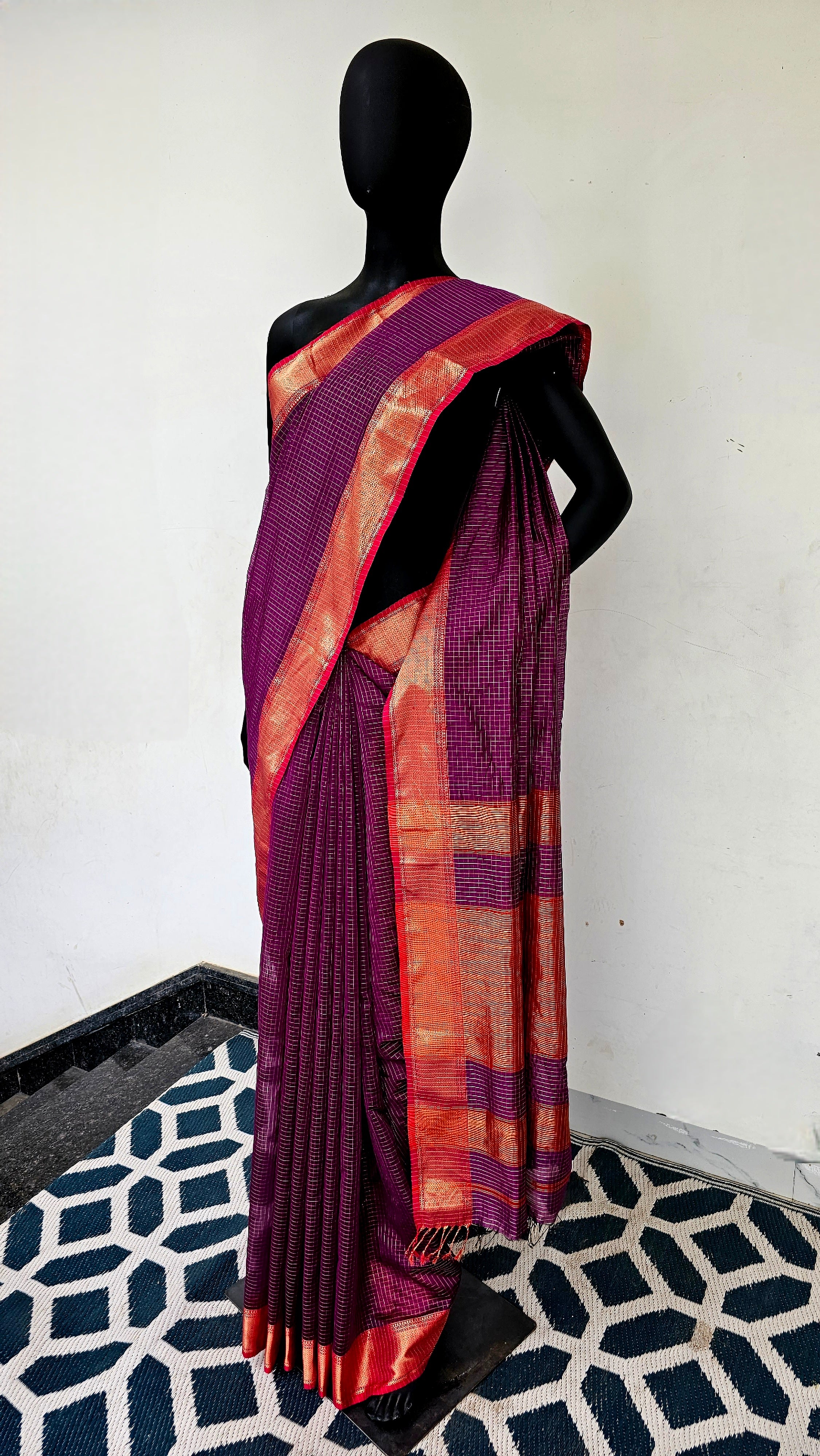 Mesmerizing Maheshwari Saree: A Symphony of Magenta and Gold