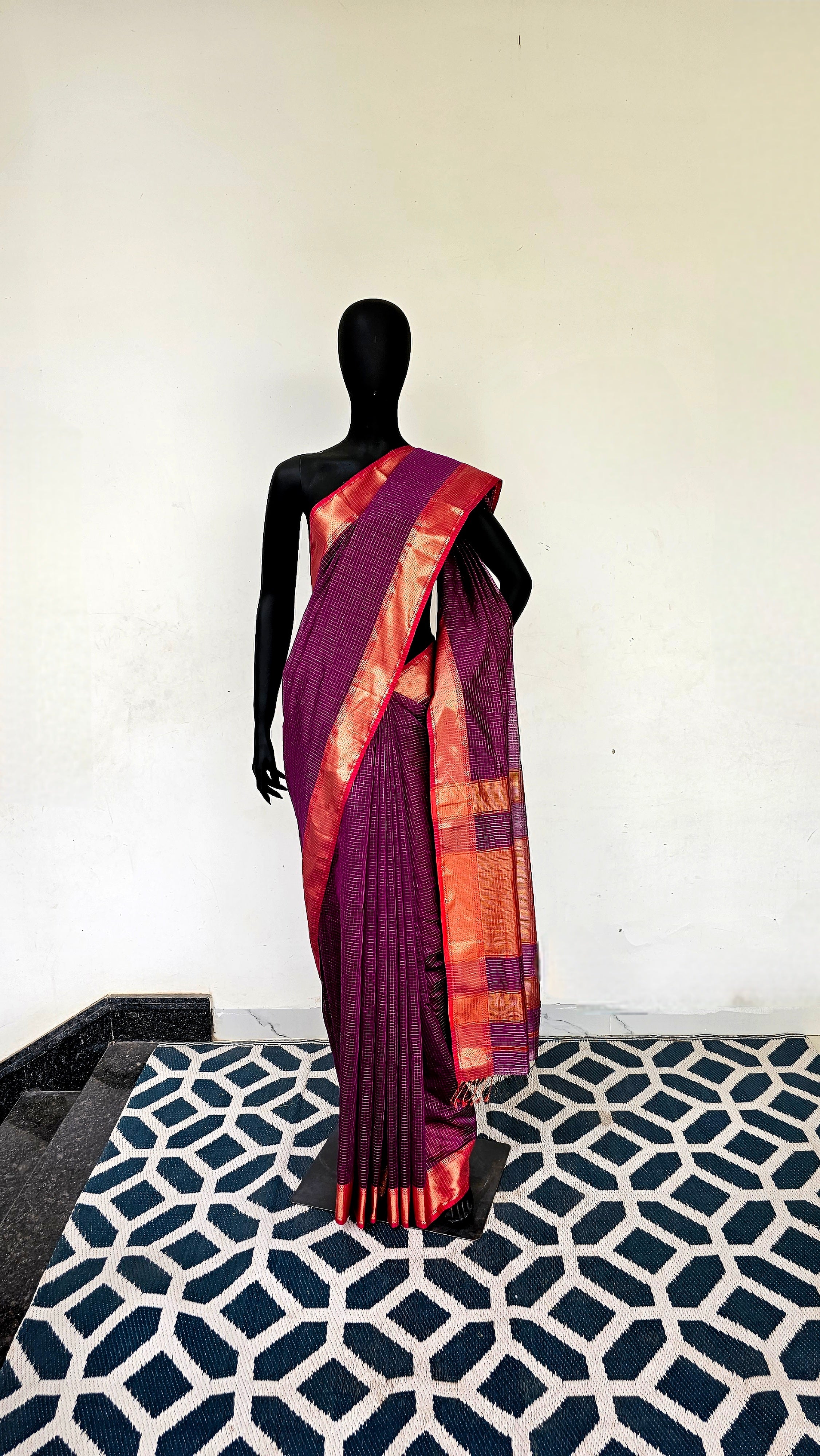 Mesmerizing Maheshwari Saree: A Symphony of Magenta and Gold