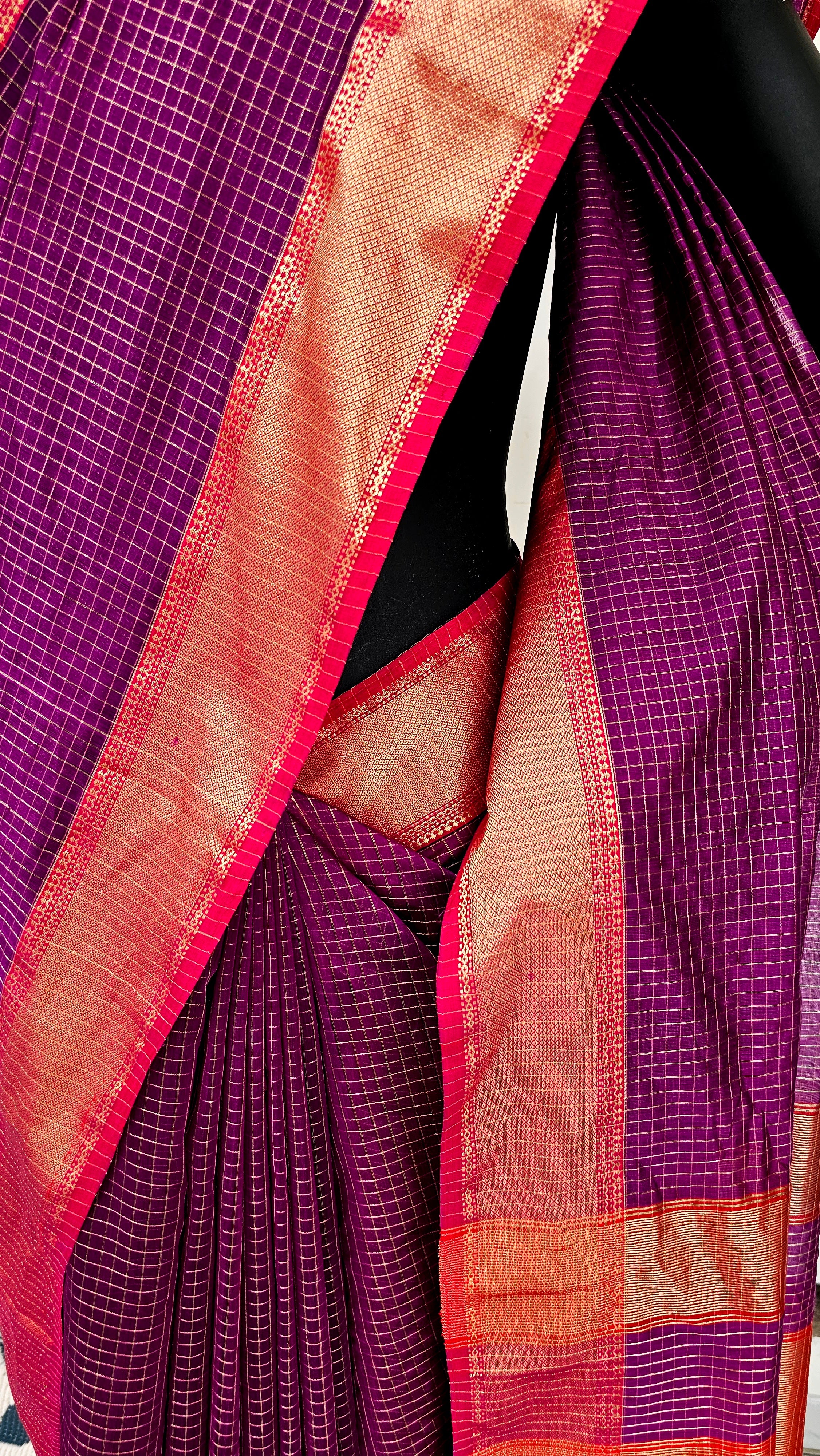 Mesmerizing Maheshwari Saree: A Symphony of Magenta and Gold