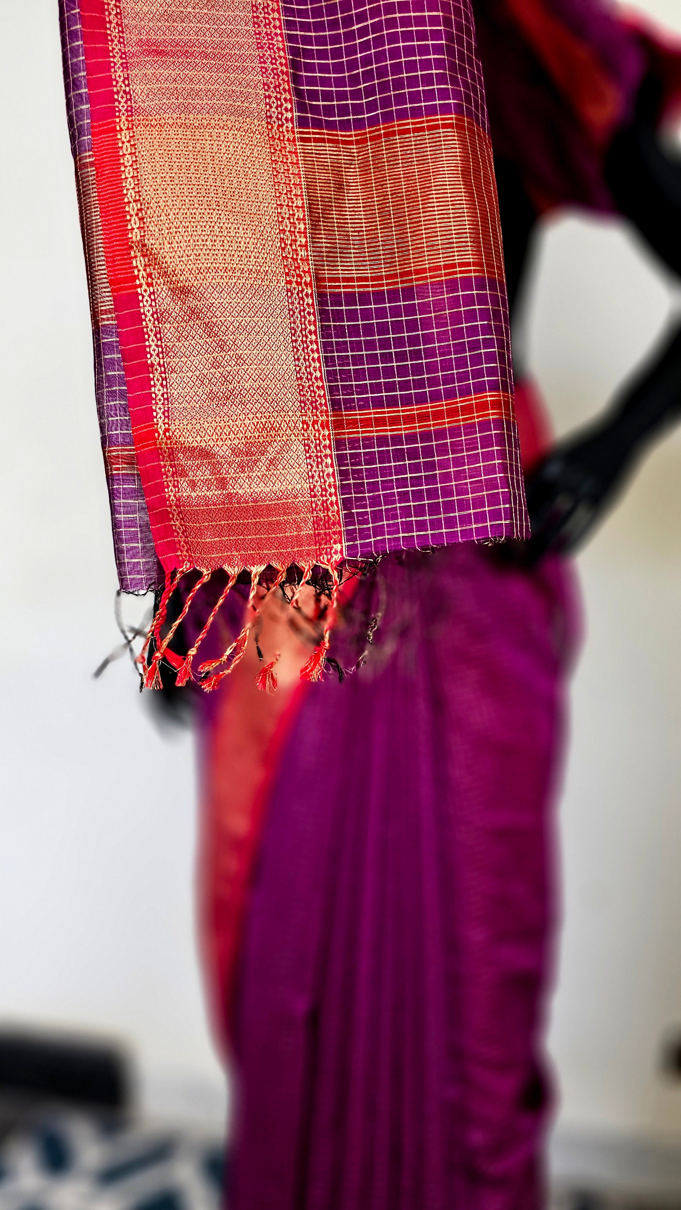 Mesmerizing Maheshwari Saree: A Symphony of Magenta and Gold