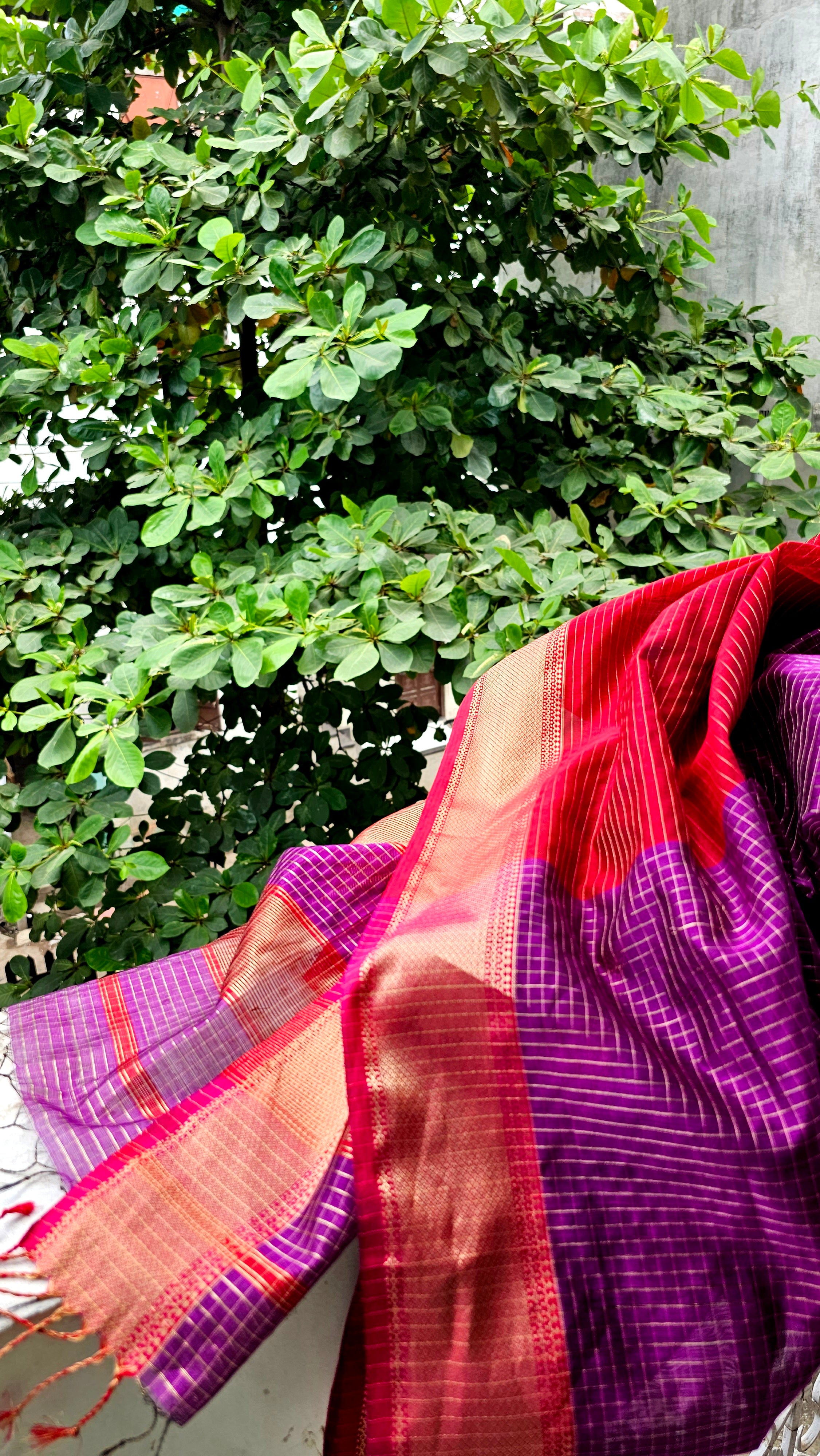 Mesmerizing Maheshwari Saree: A Symphony of Magenta and Gold