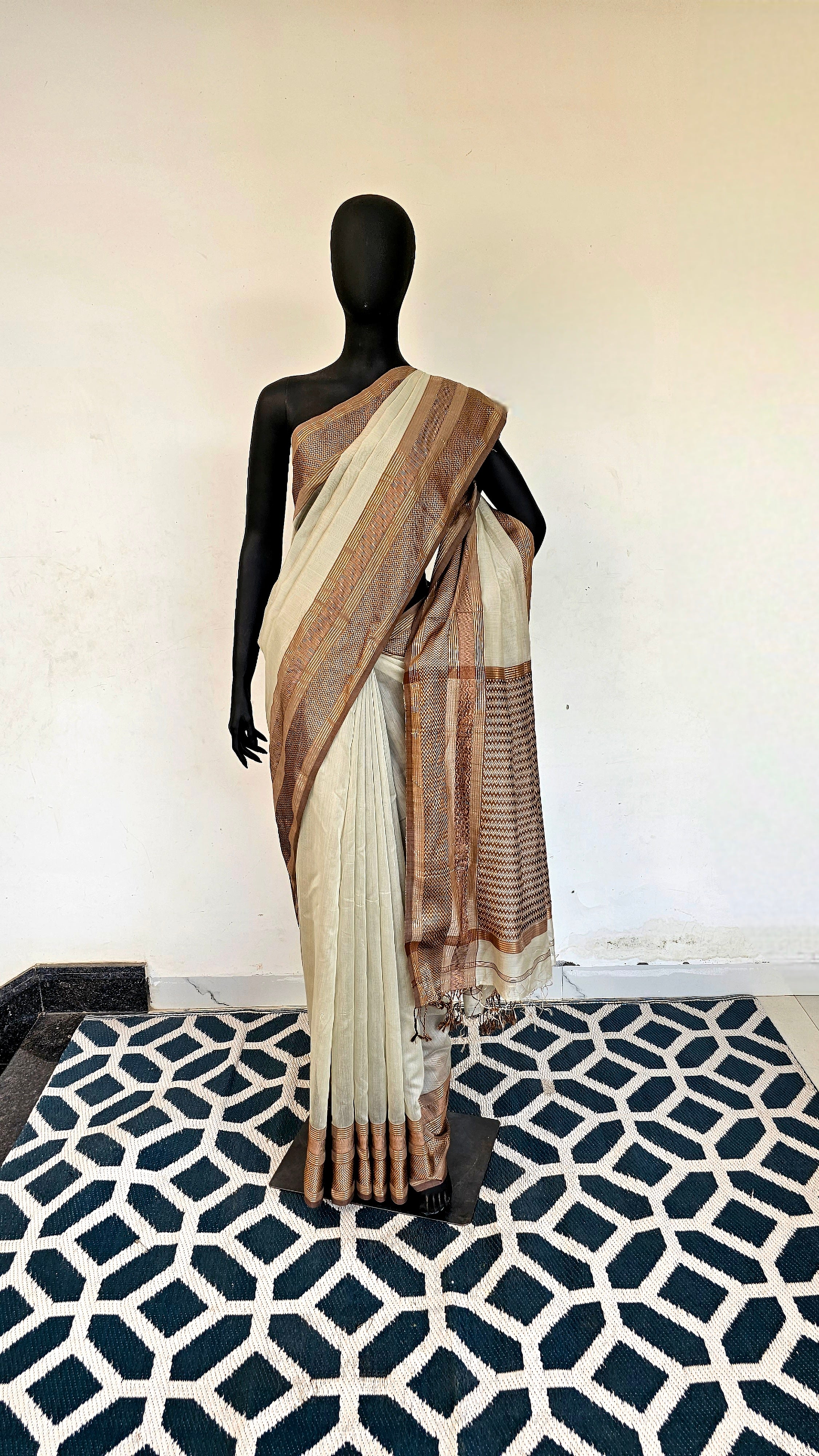 Maheshwari Silk/Cotton Saree: Weave of Tradition and Craftsmanship