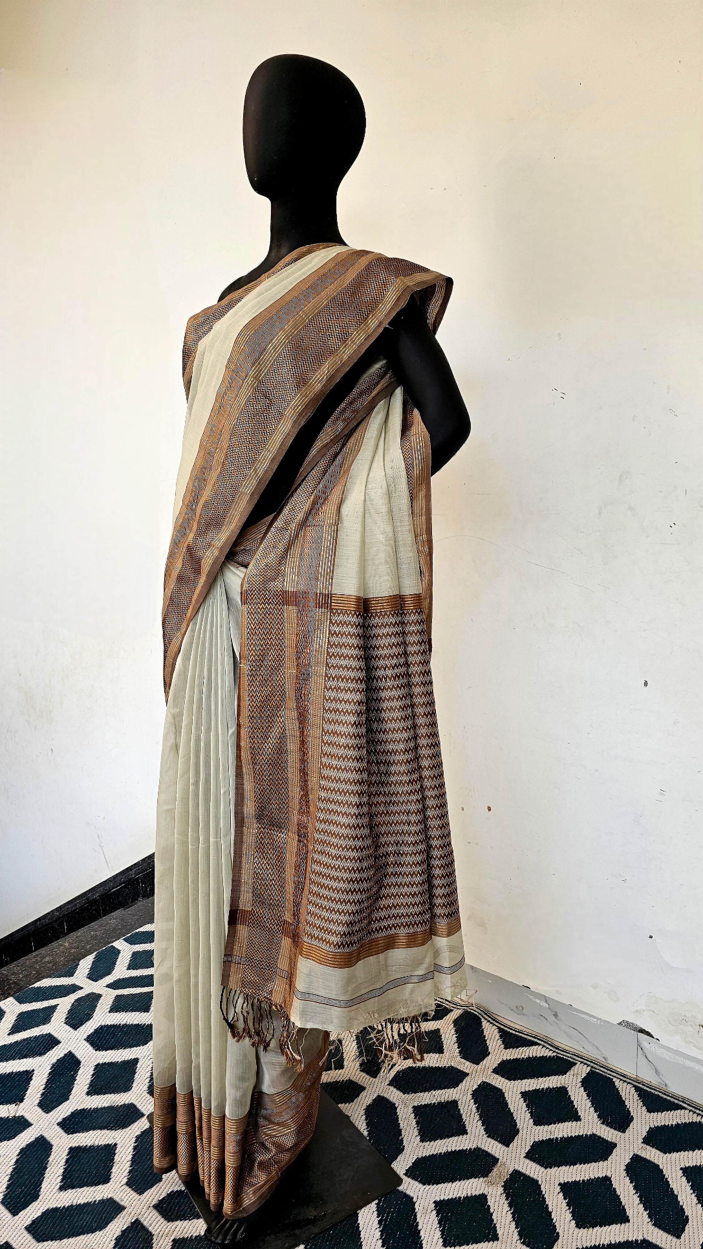 Maheshwari Silk/Cotton Saree: Weave of Tradition and Craftsmanship