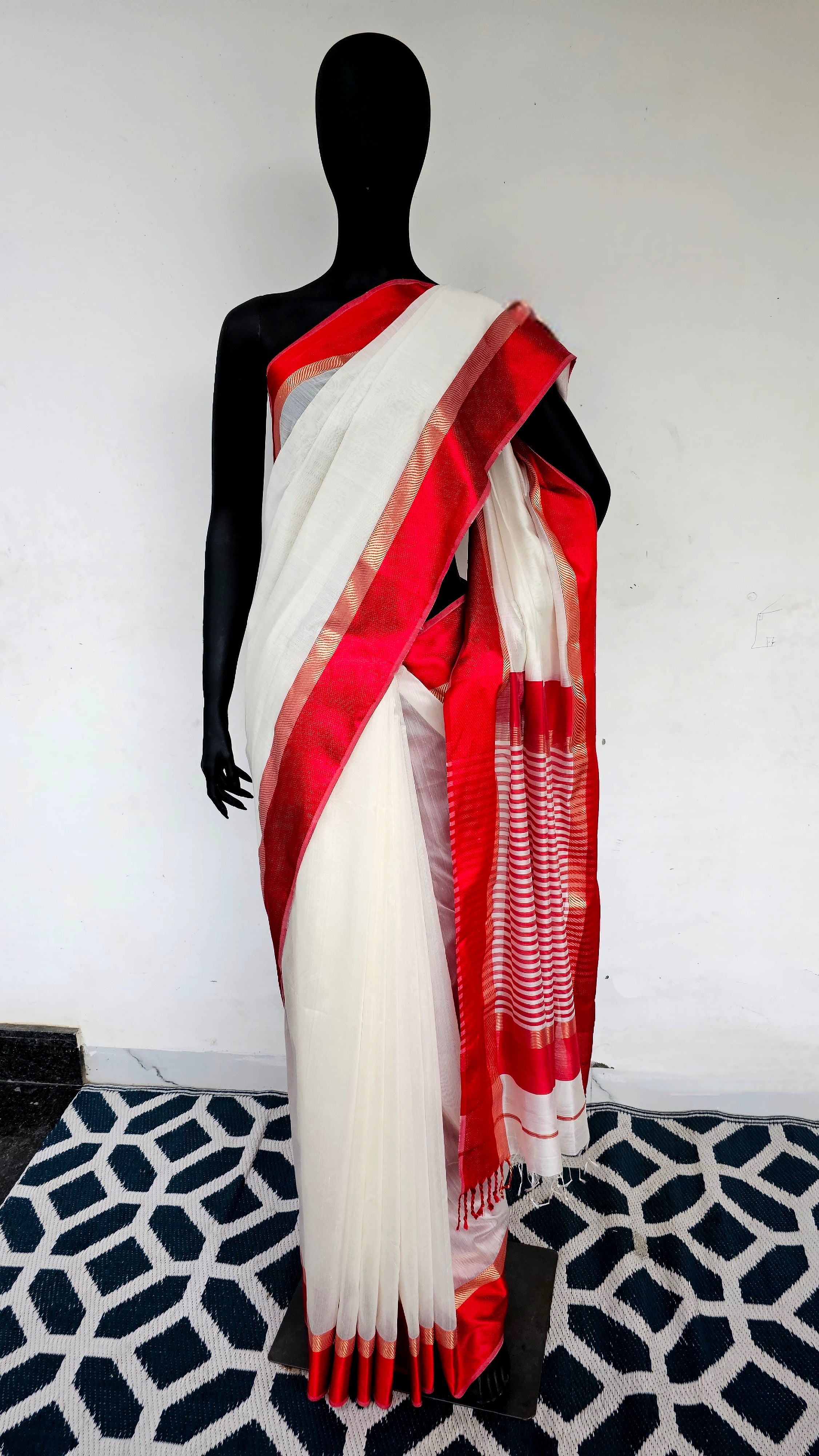 Discover Divine Elegance: Red and White Maheshwari Sarees for a Stunning Navratri Celebration! 🌟🔴⚪