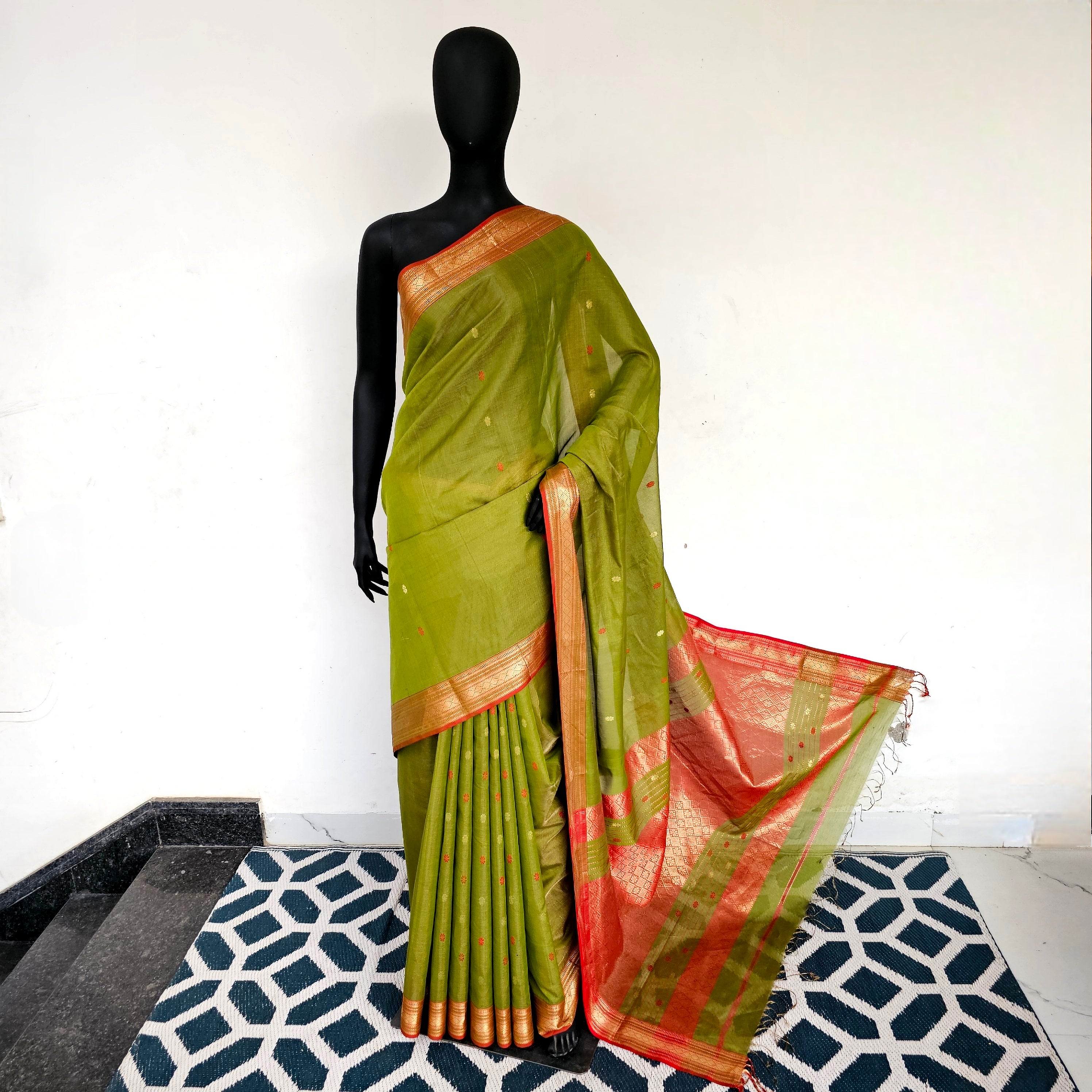 Jaal Palla Gold Tissue in Green: Your Special Occasion Companion