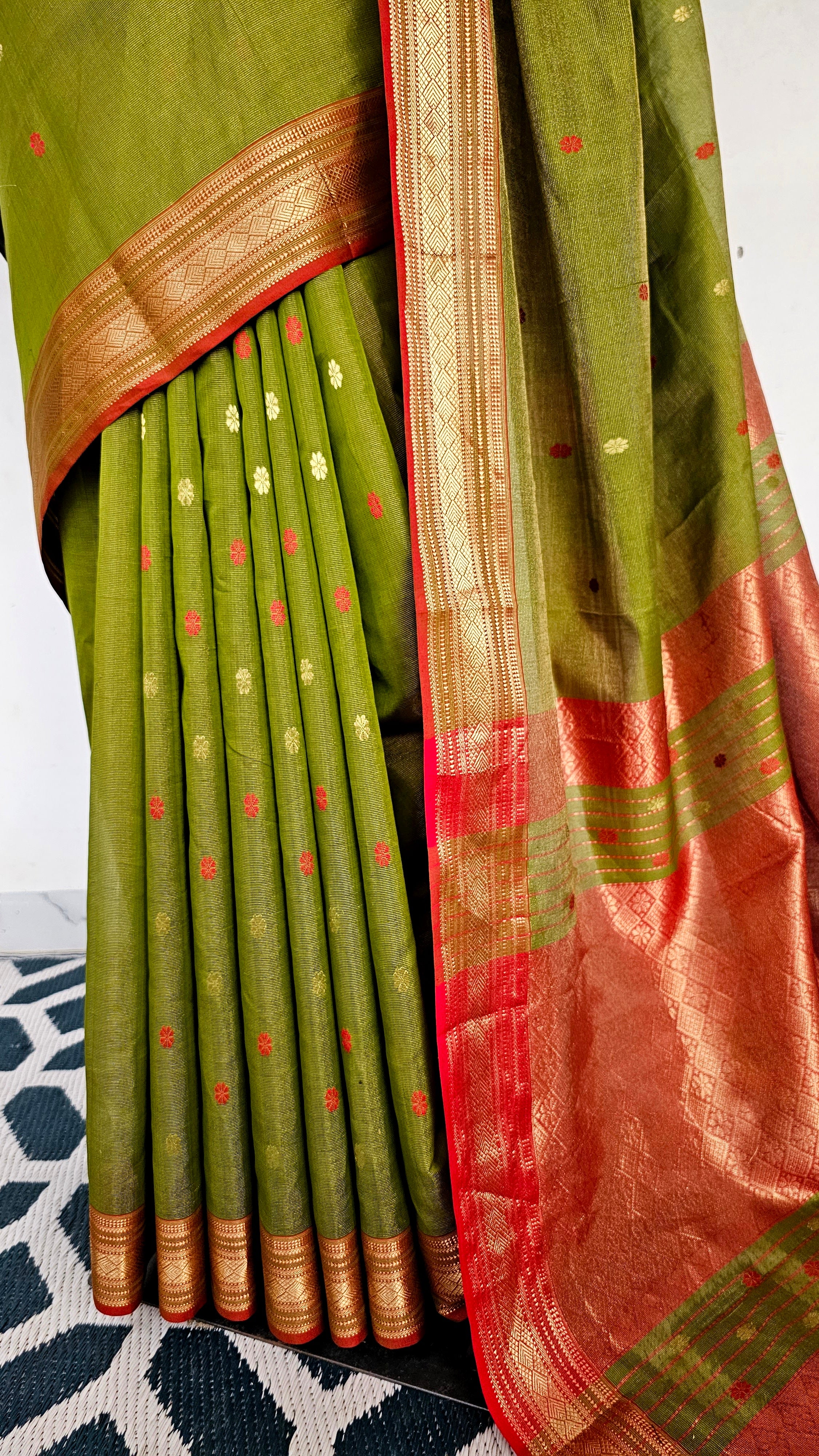 Jaal Palla Gold Tissue in Green: Your Special Occasion Companion
