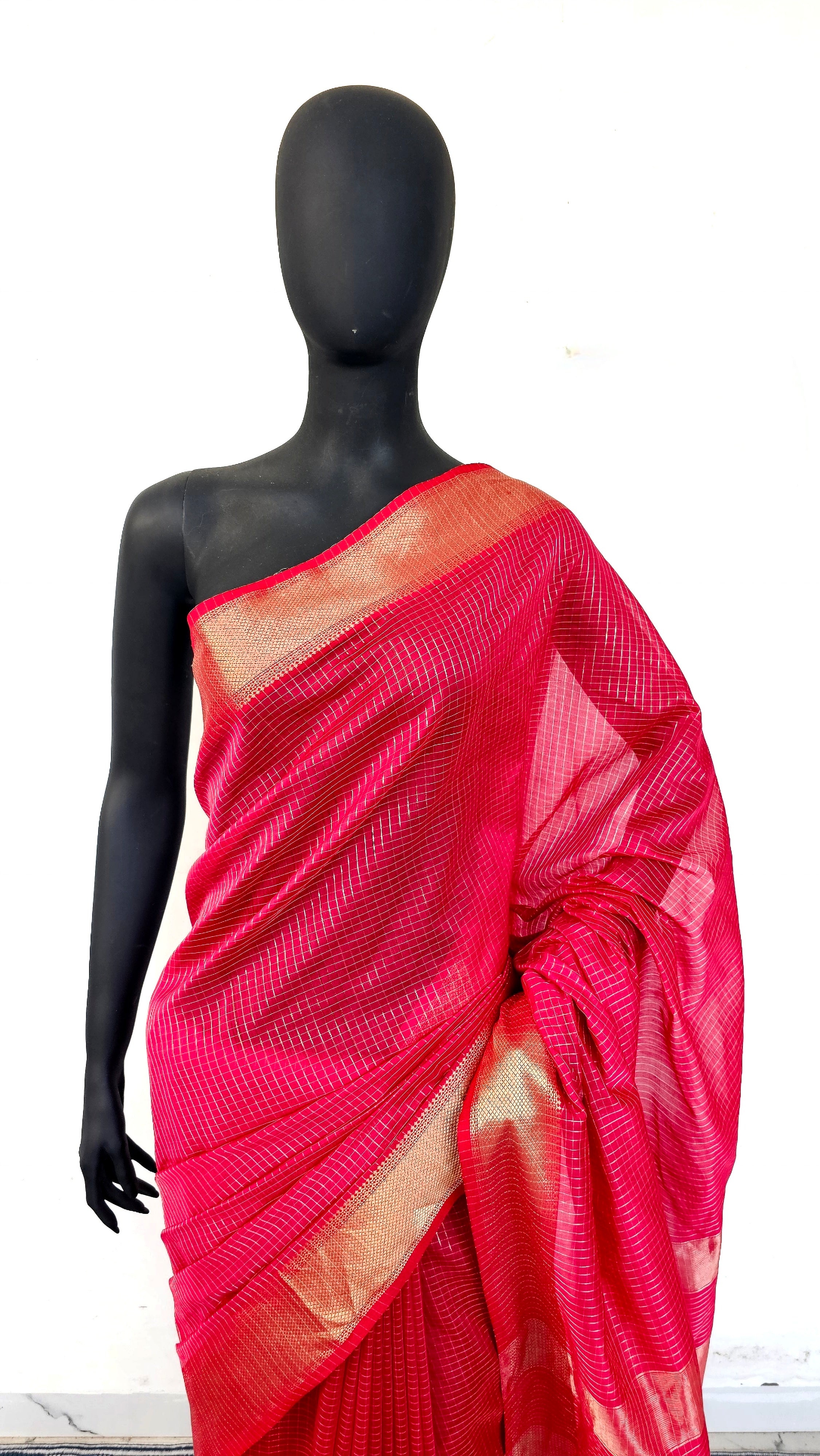 Enchanting Maheshwari Saree: Pink & Gold Check Delight