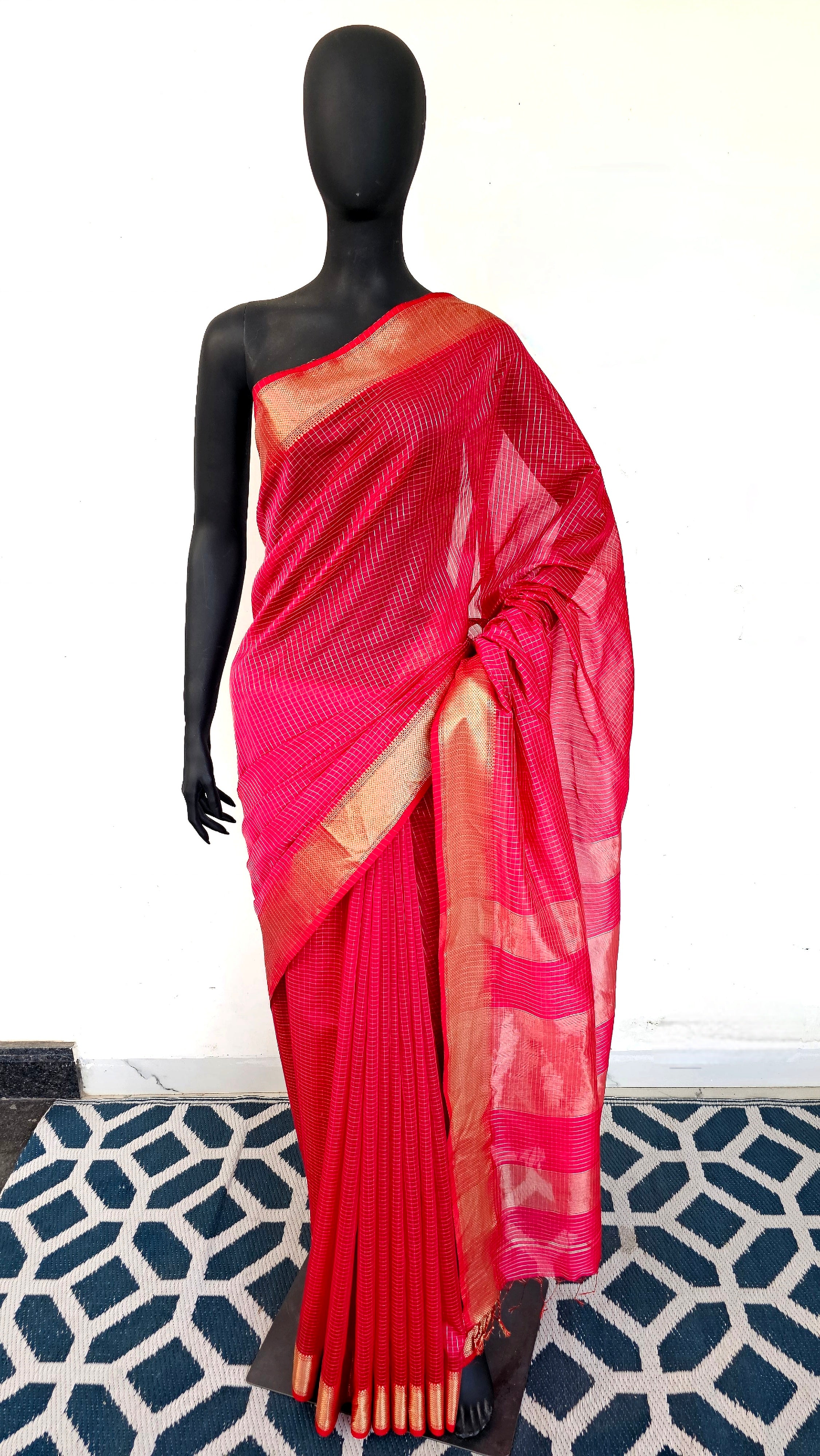 Enchanting Maheshwari Saree: Pink & Gold Check Delight