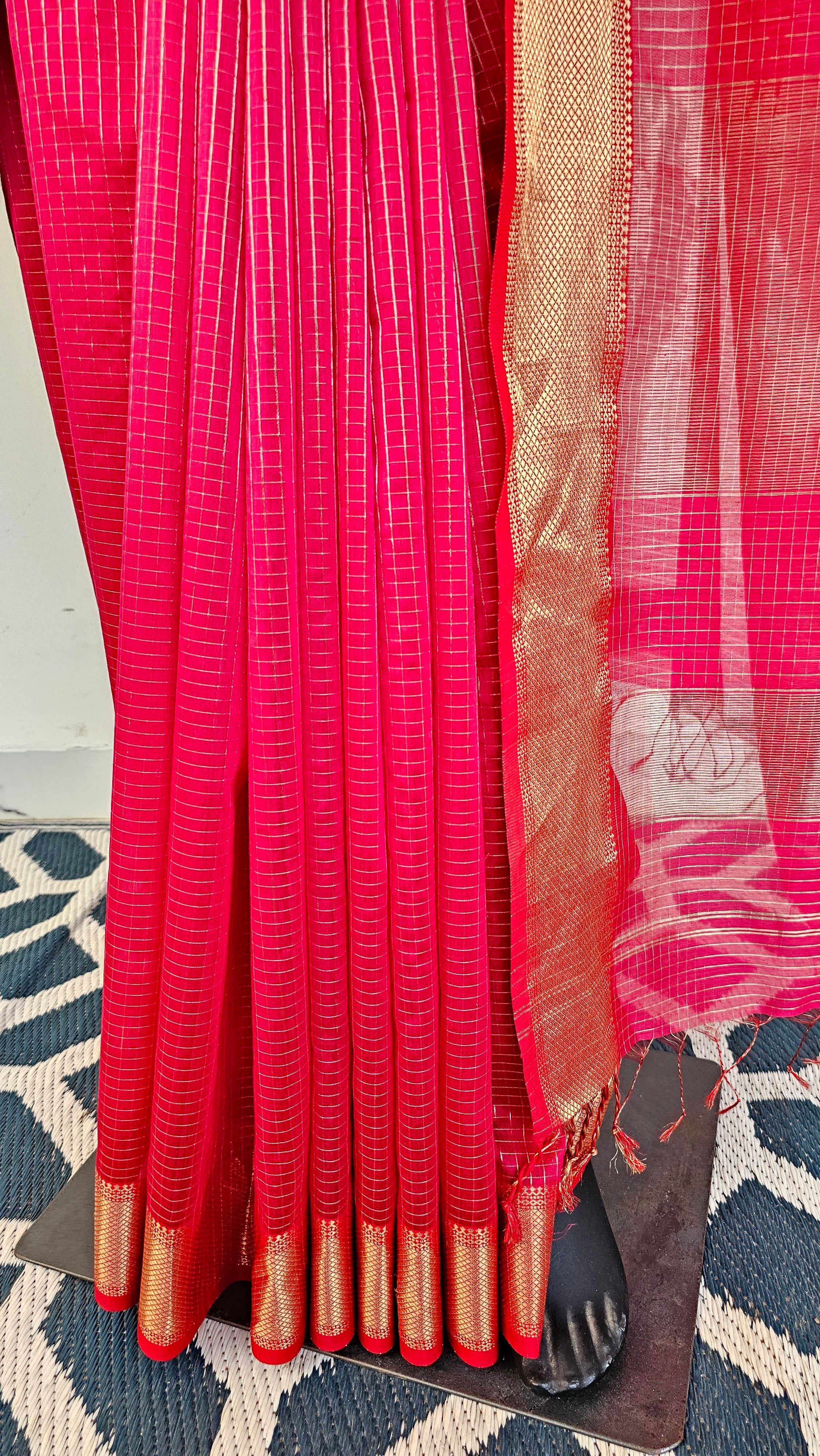 Enchanting Maheshwari Saree: Pink & Gold Check Delight