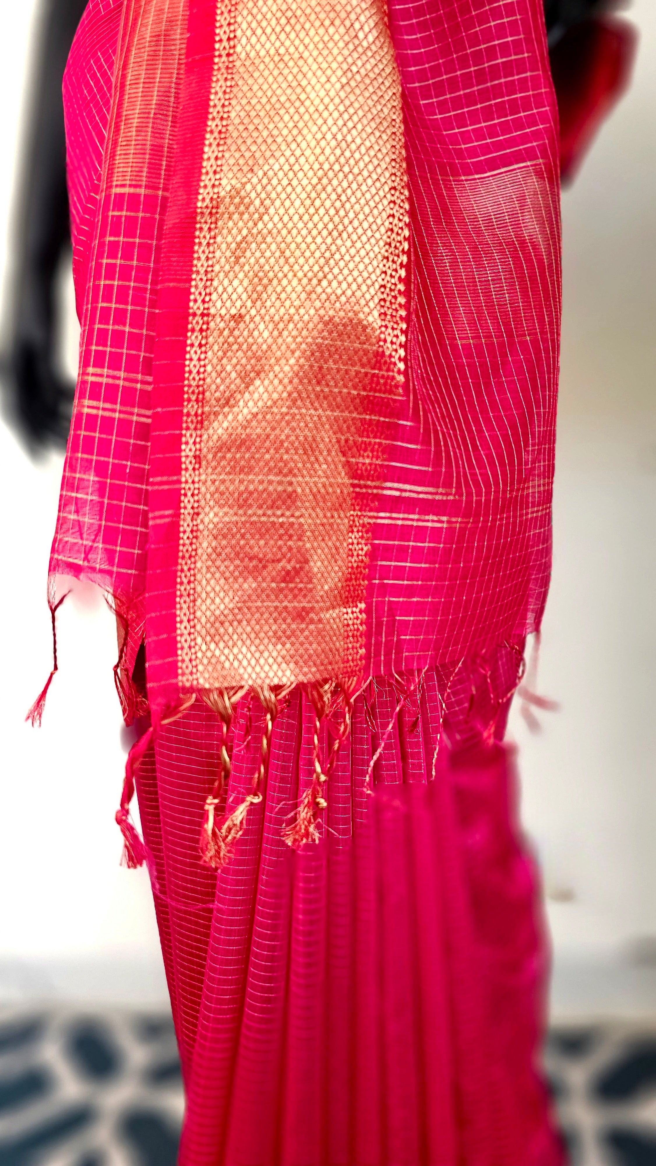 Enchanting Maheshwari Saree: Pink & Gold Check Delight