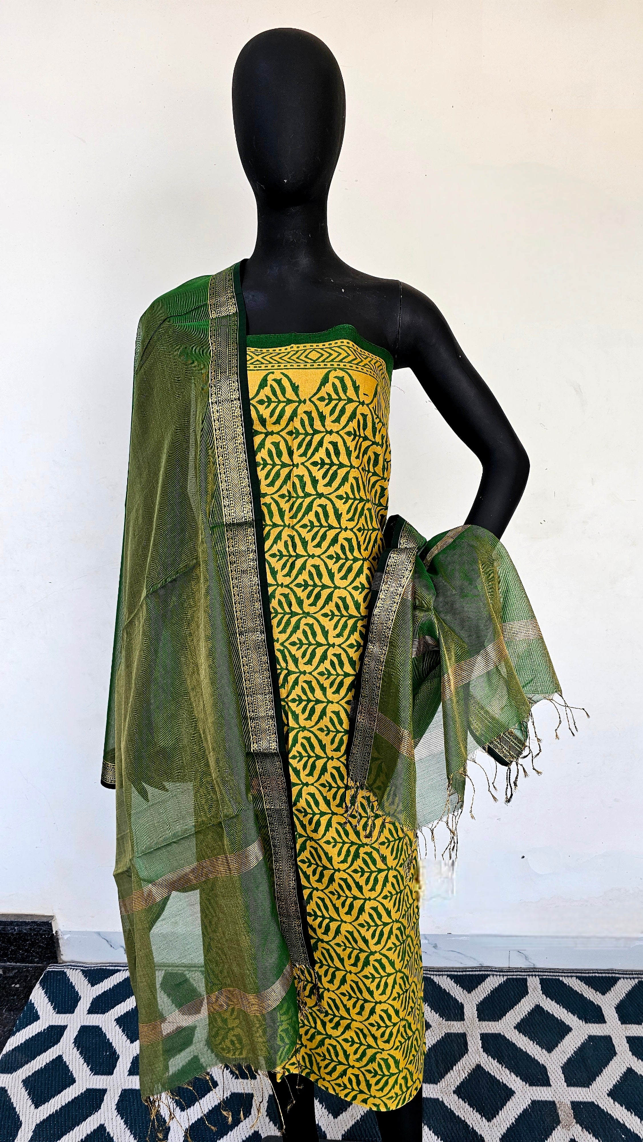 Tussar Top and Gold Tissue Dupatta: Where Style Meets Opulence!