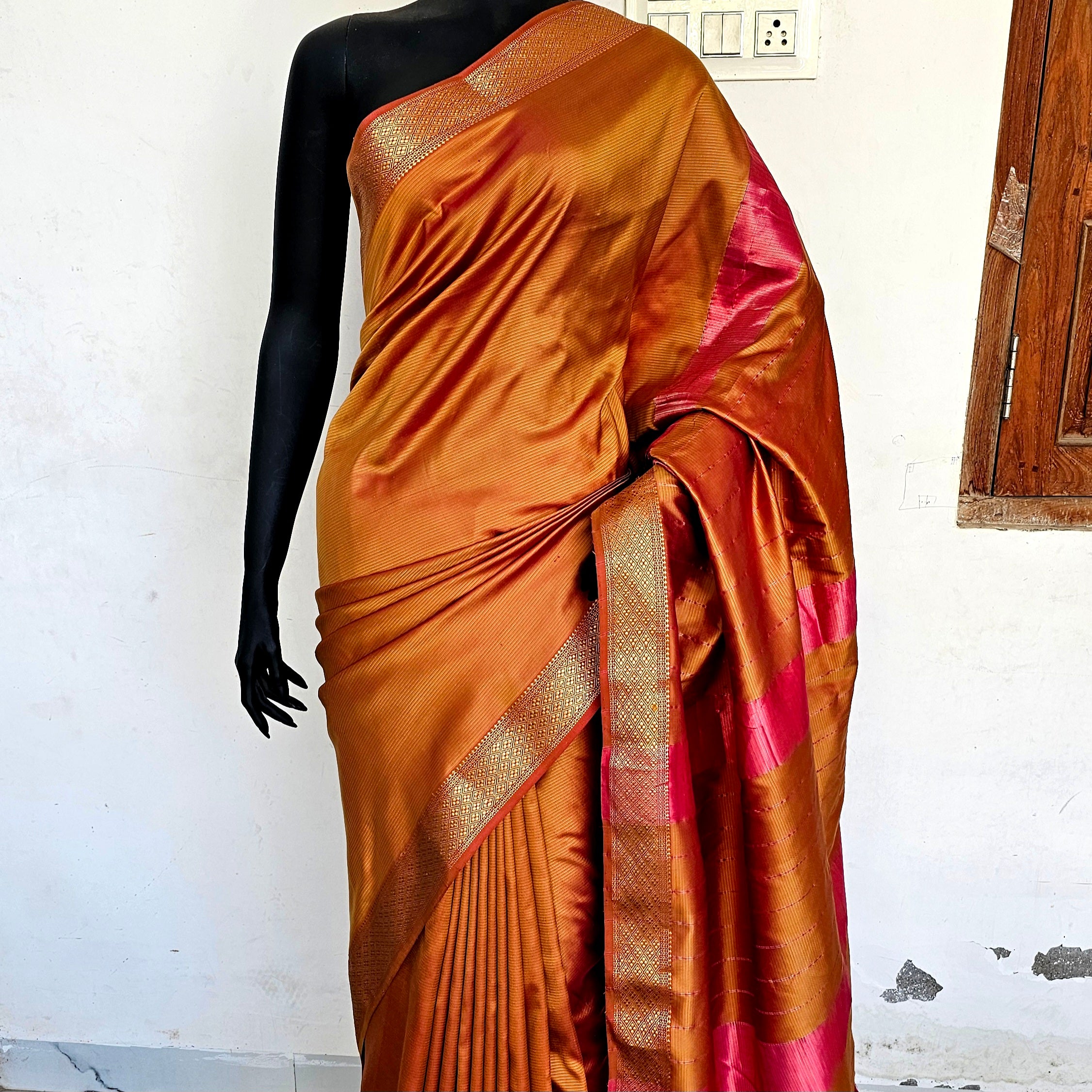 Traditional "Hira" Border in pure Silk.