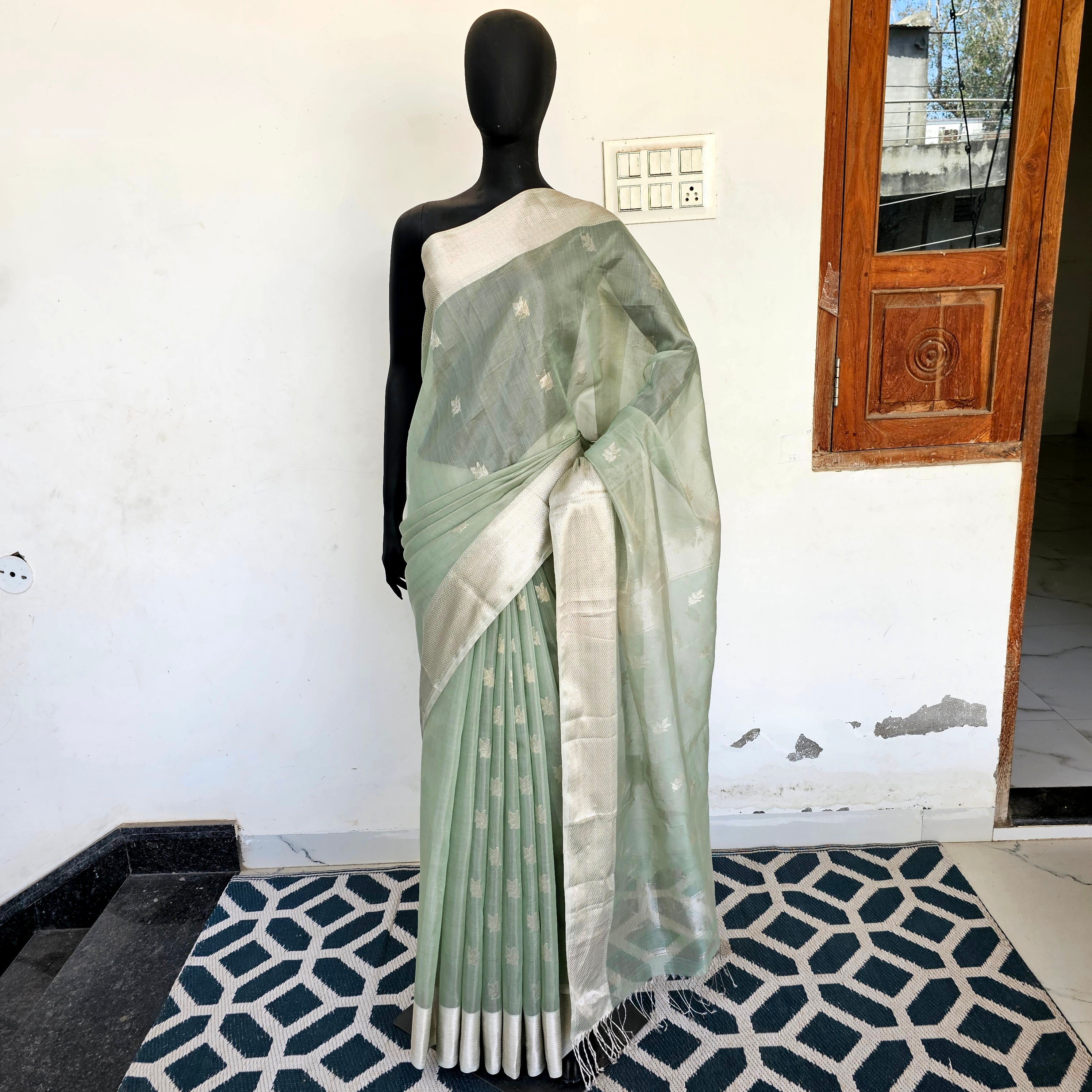 चांदी ही चांदी 

Silver Tissue saree with Silver Booties and Silver Borders.