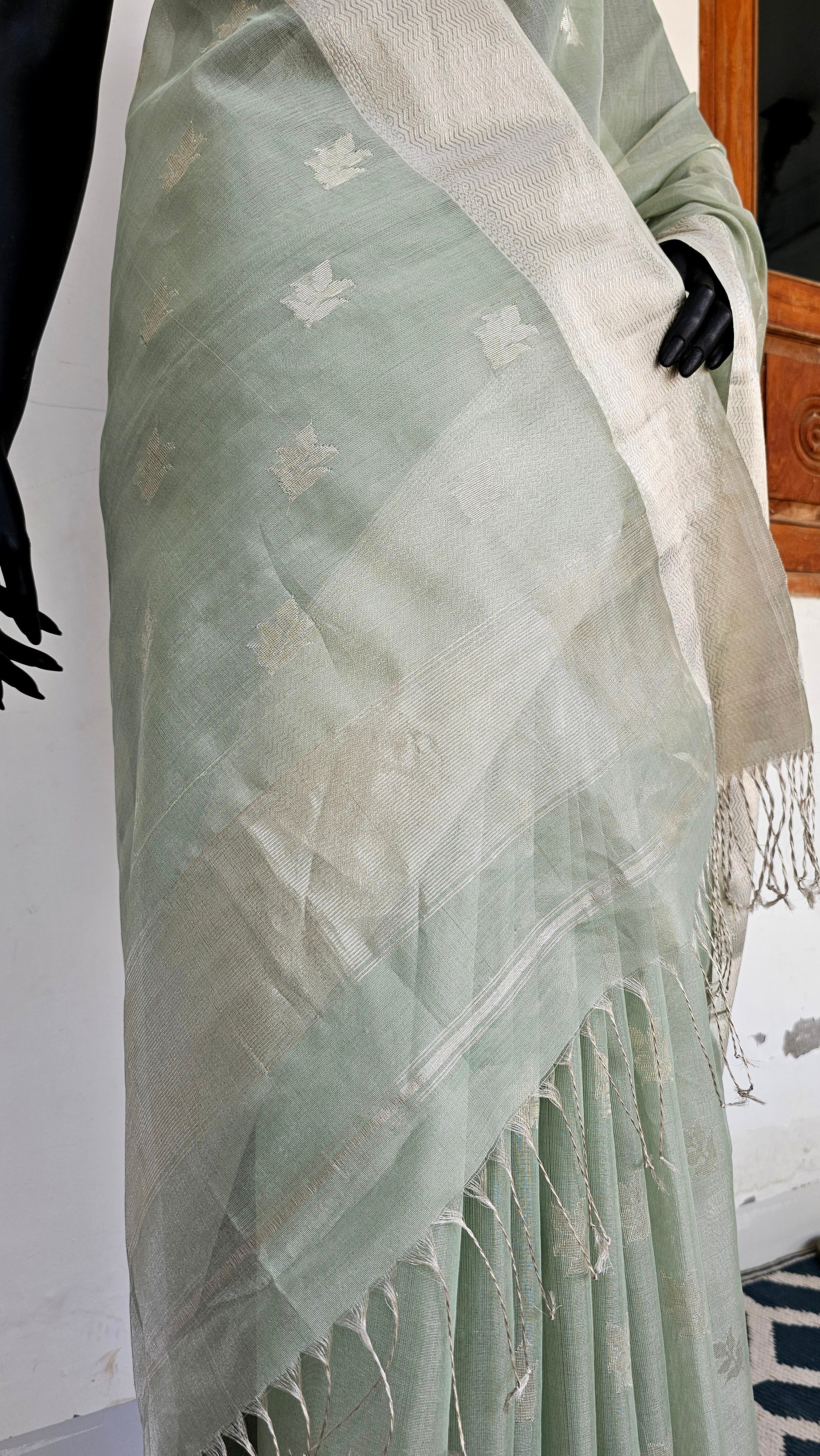 चांदी ही चांदी 

Silver Tissue saree with Silver Booties and Silver Borders.