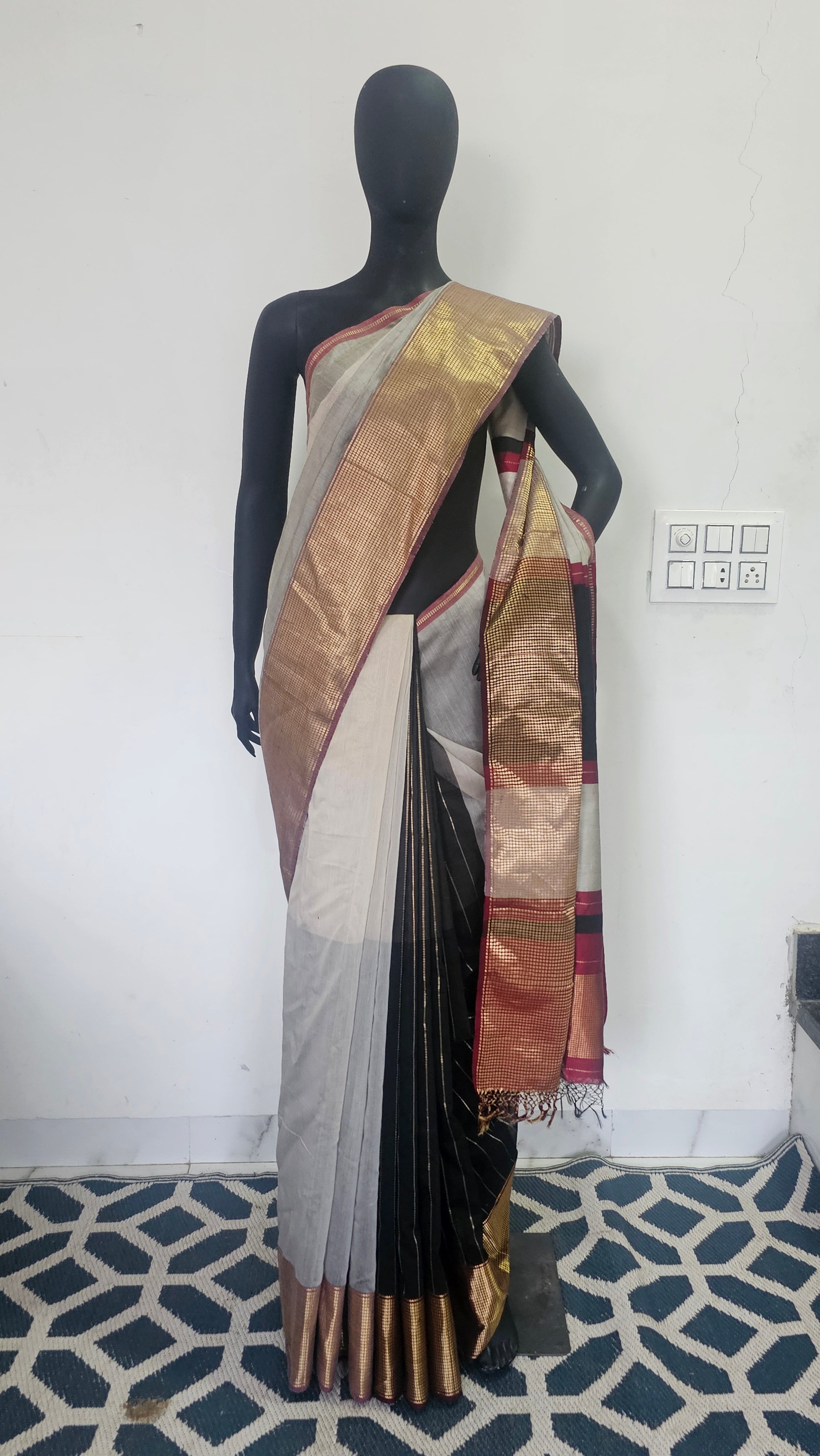 Maheshwari Handwoven Dabba checks Border saree