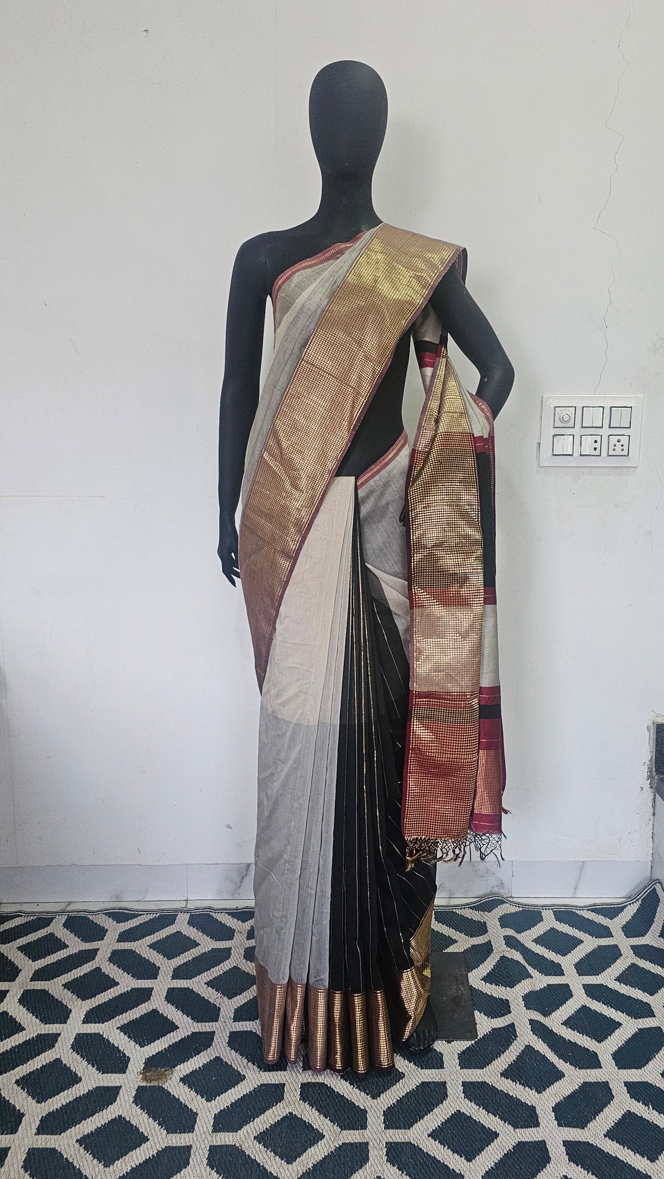 Maheshwari Handwoven Dabba checks Border saree