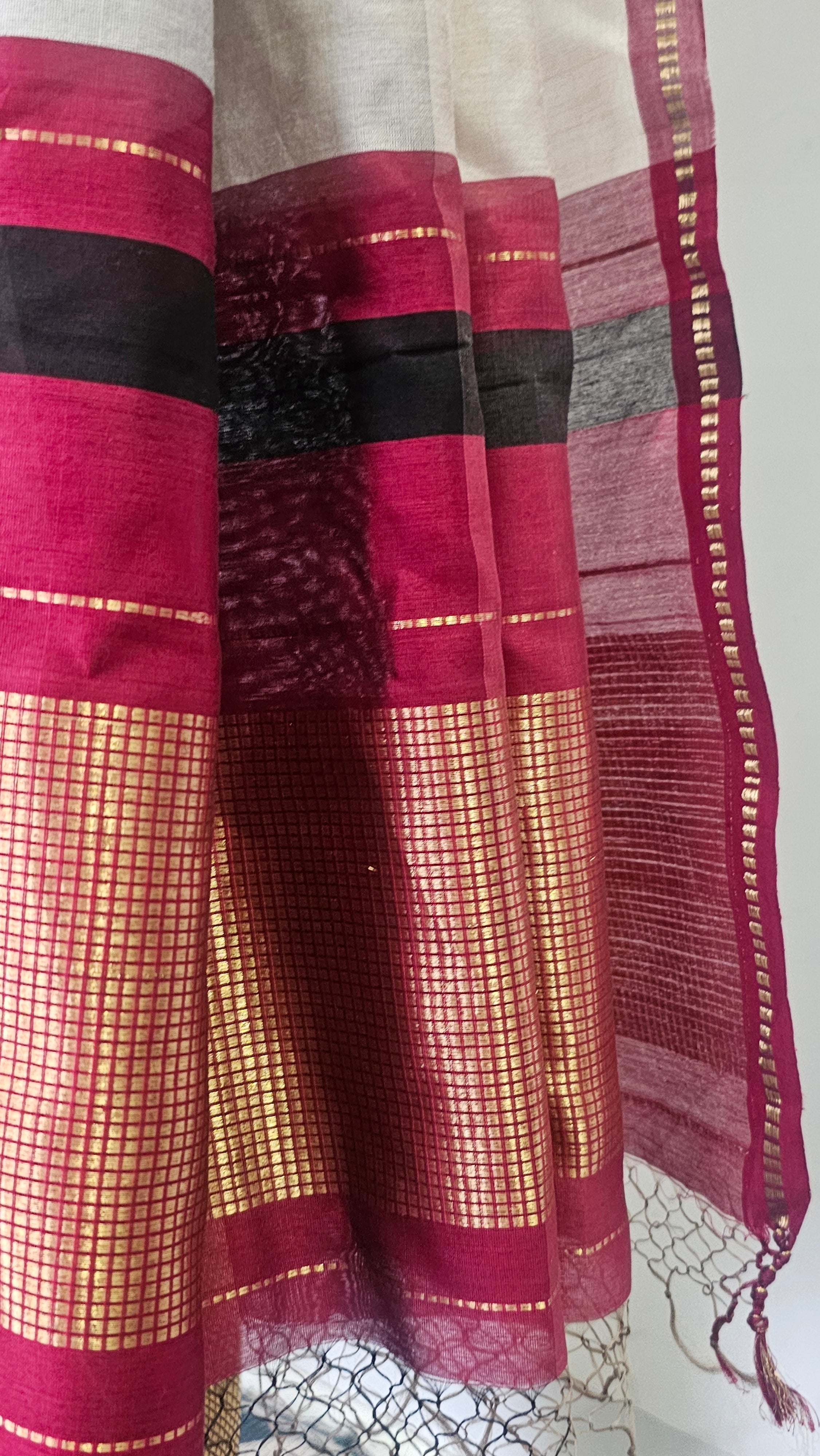 Maheshwari Handwoven Dabba checks Border saree