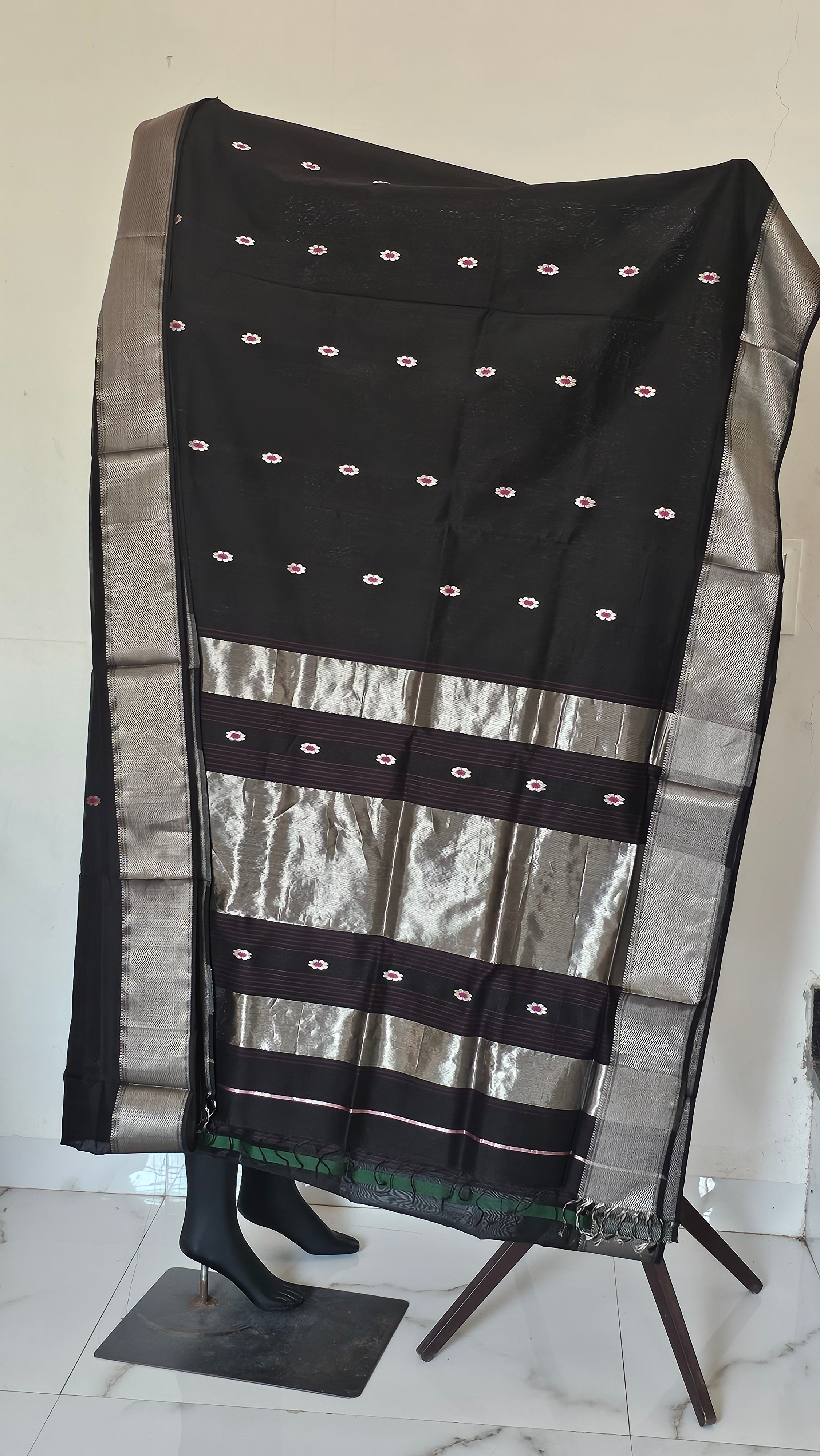 Silk/cotton  maheshwari  Handwoven Black minabuti 6.2 mtrs length with 1 mtrs blouse saree