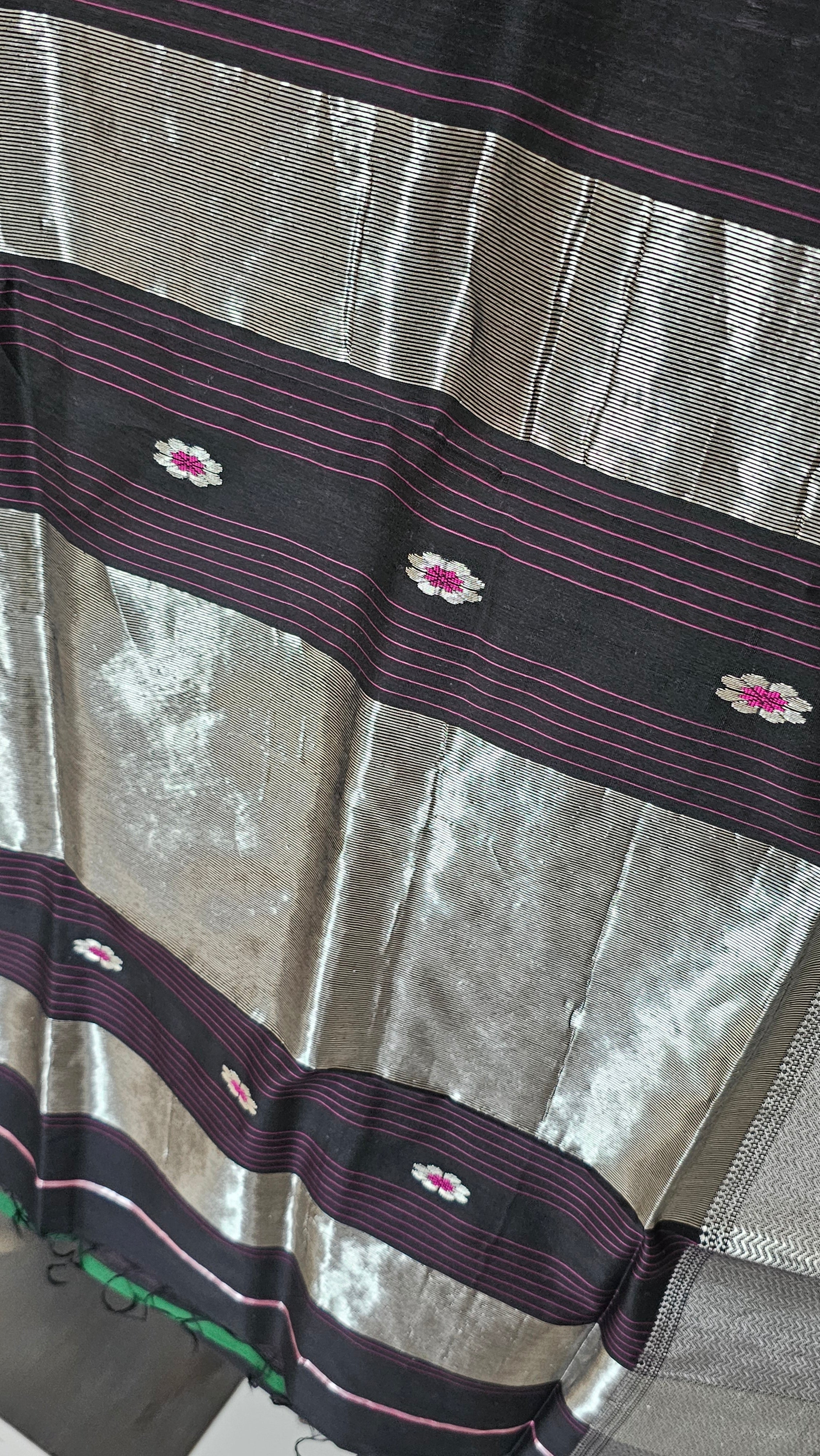 Silk/cotton  maheshwari  Handwoven Black minabuti 6.2 mtrs length with 1 mtrs blouse saree