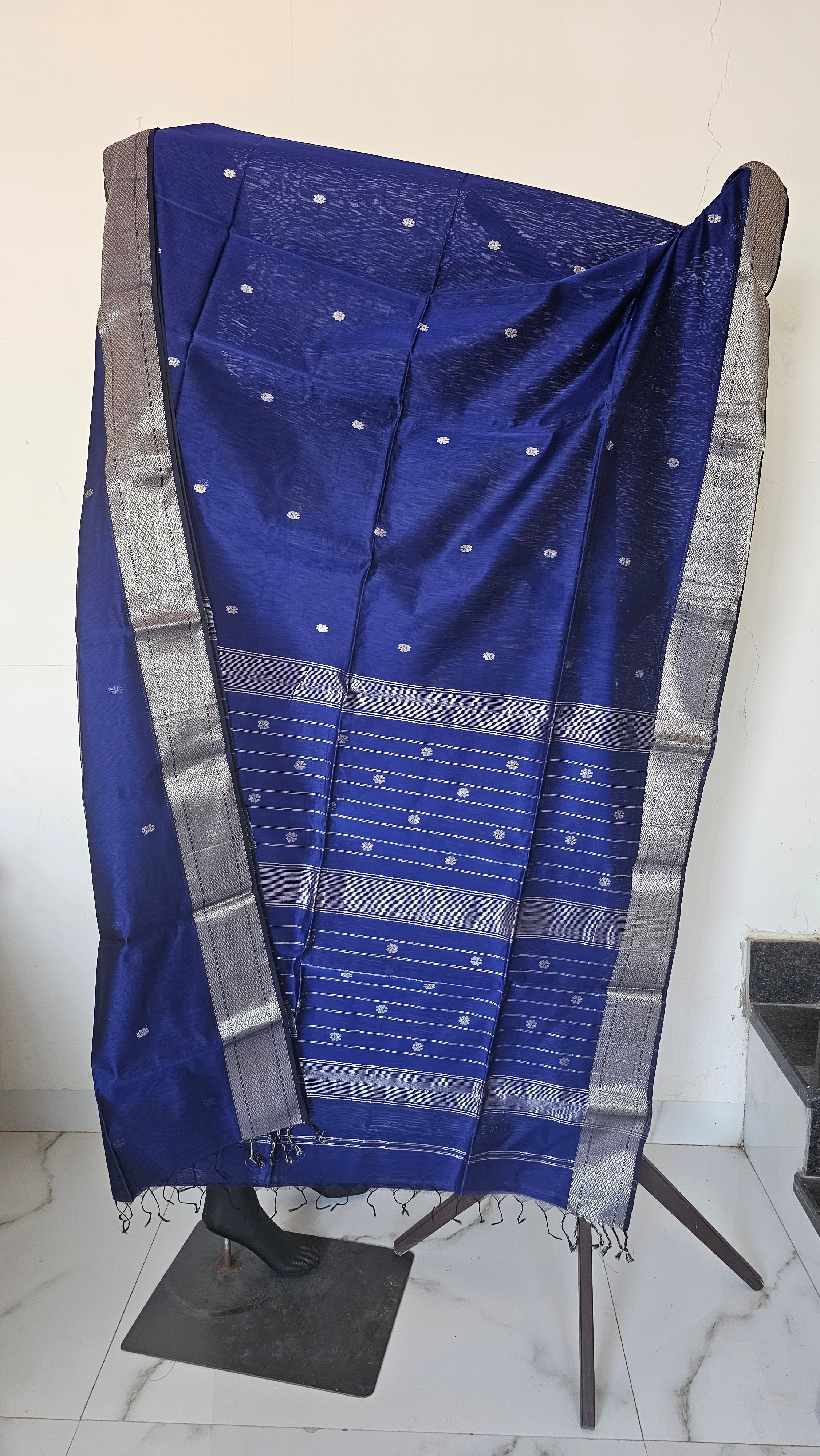 Maheshwari  Handloom silk/Cotton silver  Border butidar  saree 6.2 mtrs length with 1 mtr blouse