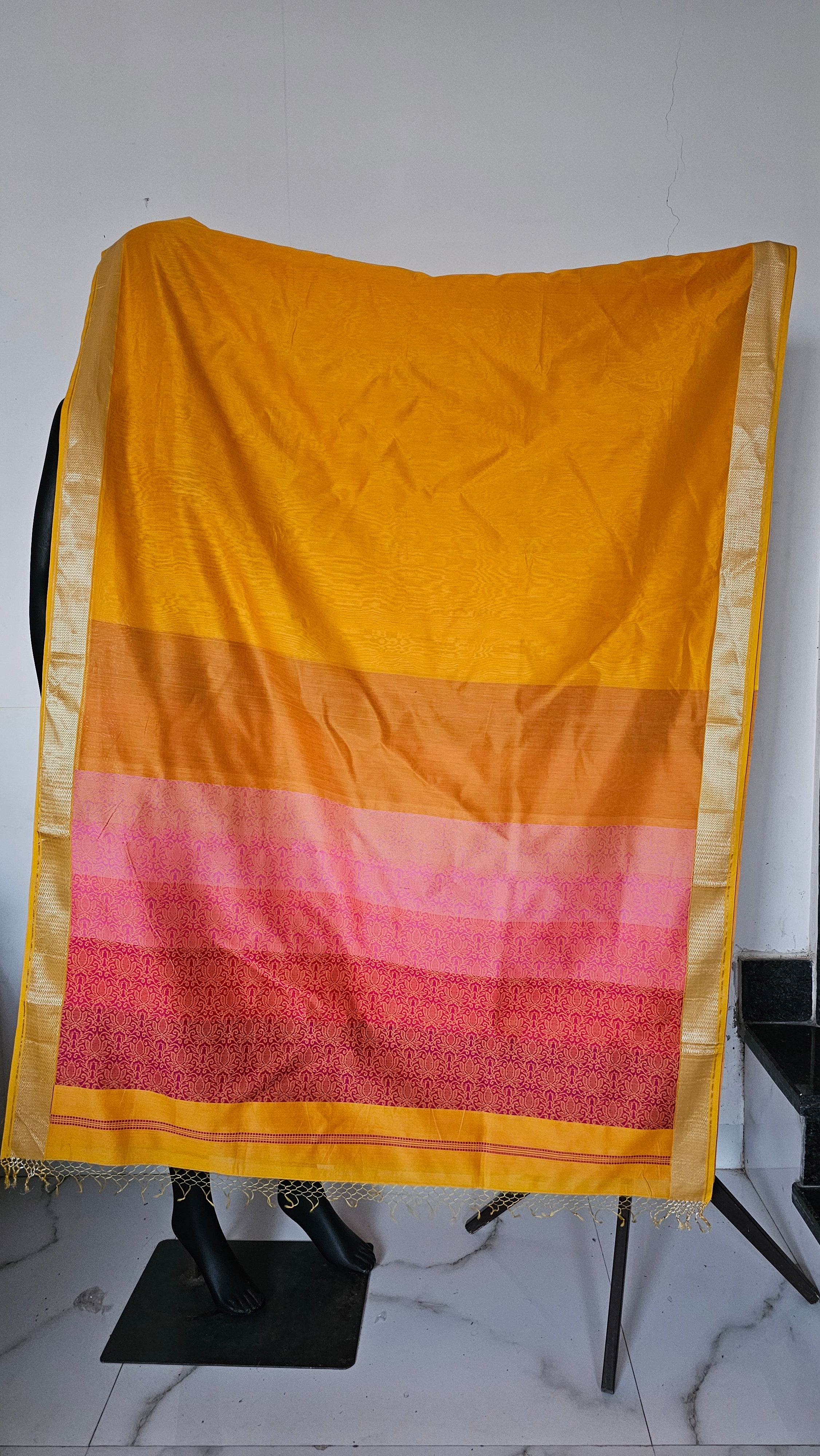 Silk/cotton  maheshwari  Handloom yellow color saree lotus jalla palla contrast pallu shade blouse 6.2 mtrs length with 1 mtr blouse