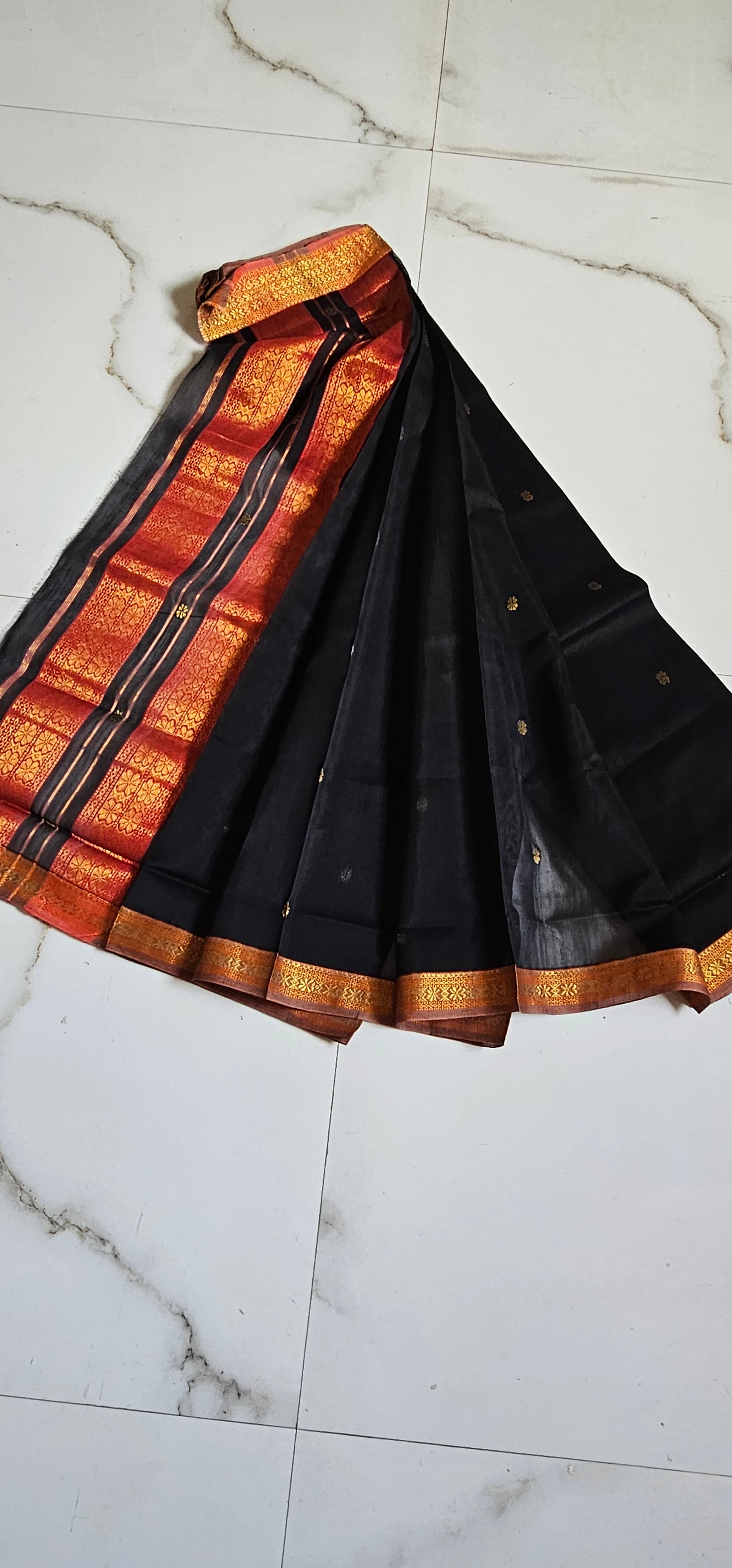 Silk/cotton maheshwari Handwoven Black saree Red gold border 6.2 mtrs length with 1 mtrs blouse