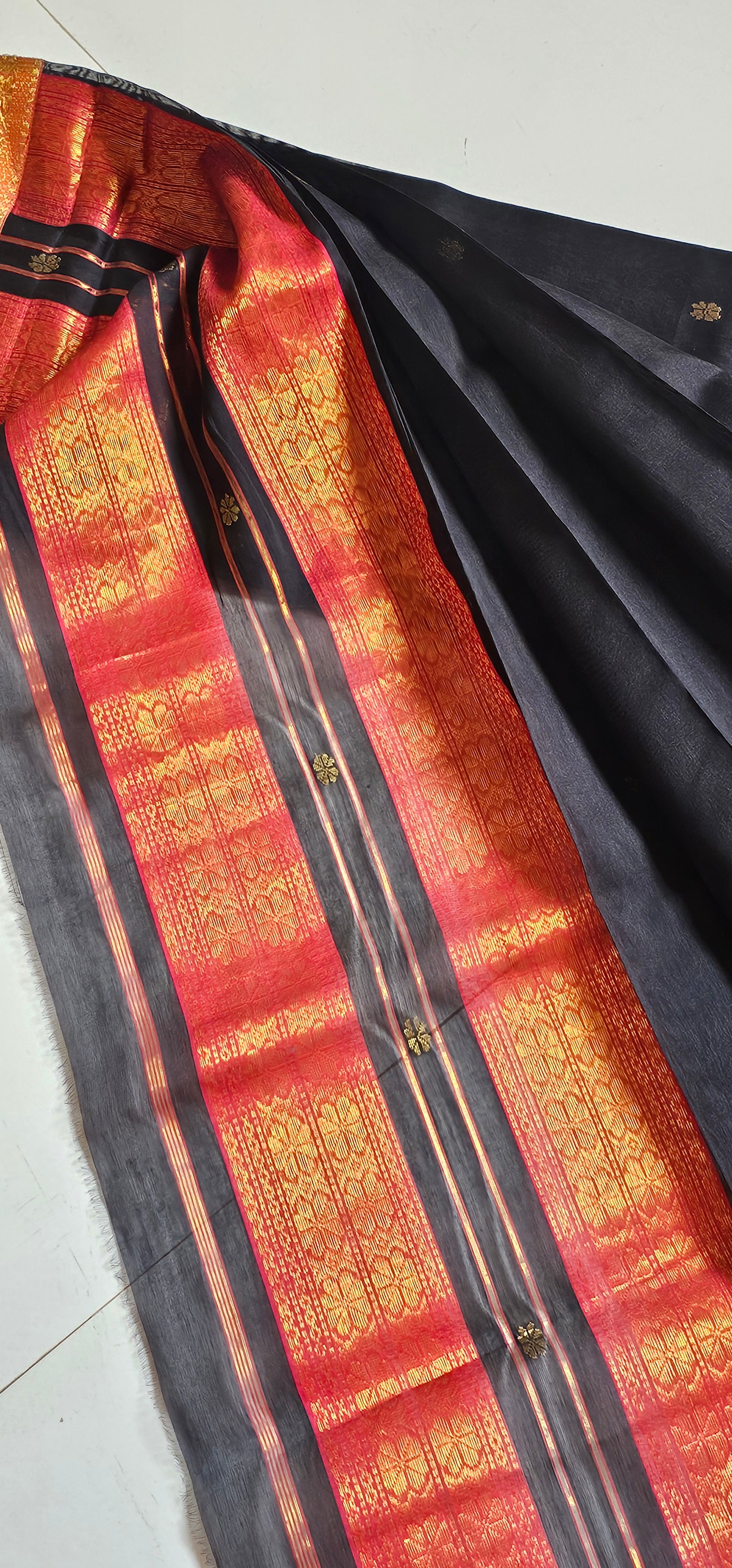 Silk/cotton maheshwari Handwoven Black saree Red gold border 6.2 mtrs length with 1 mtrs blouse