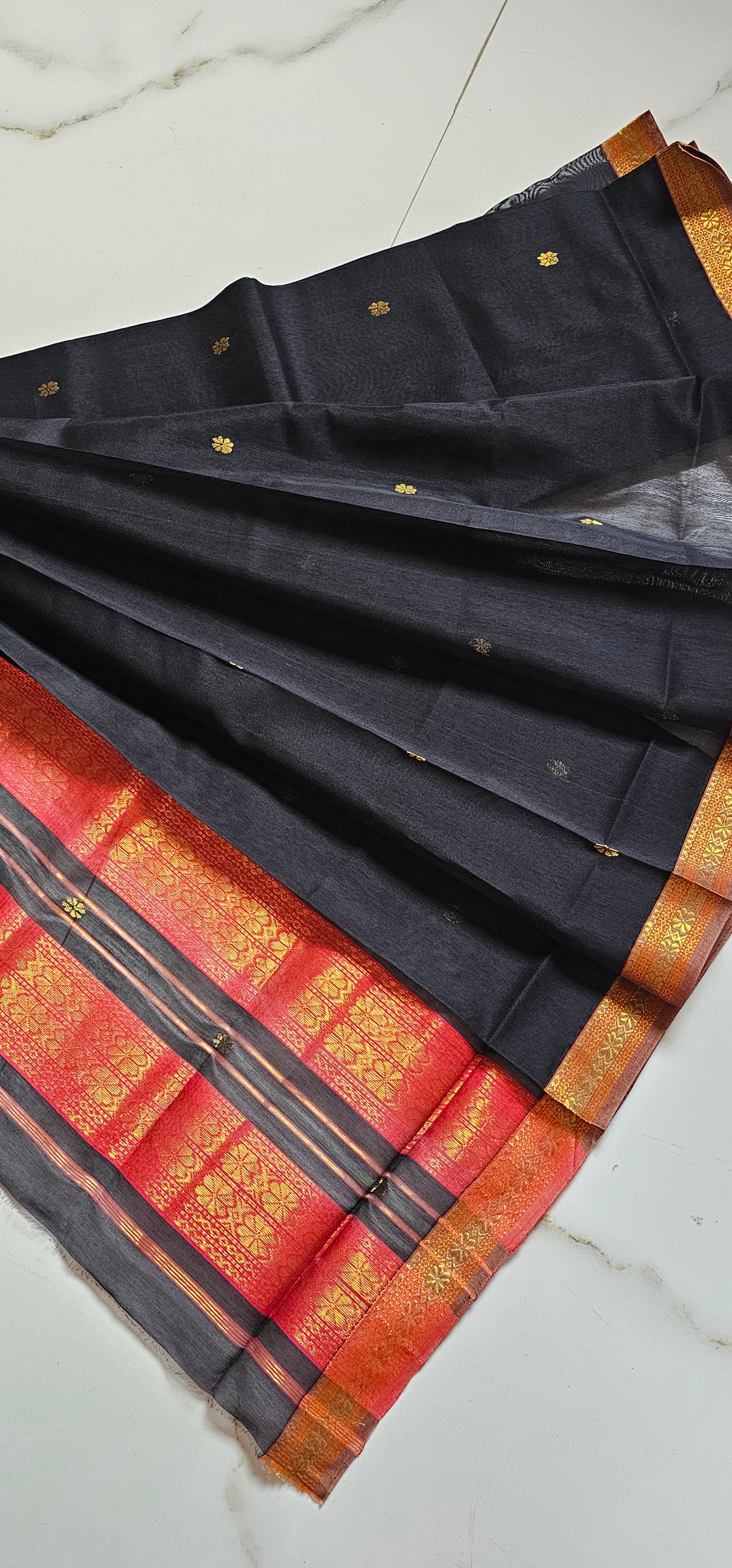 Silk/cotton maheshwari Handwoven Black saree Red gold border 6.2 mtrs length with 1 mtrs blouse