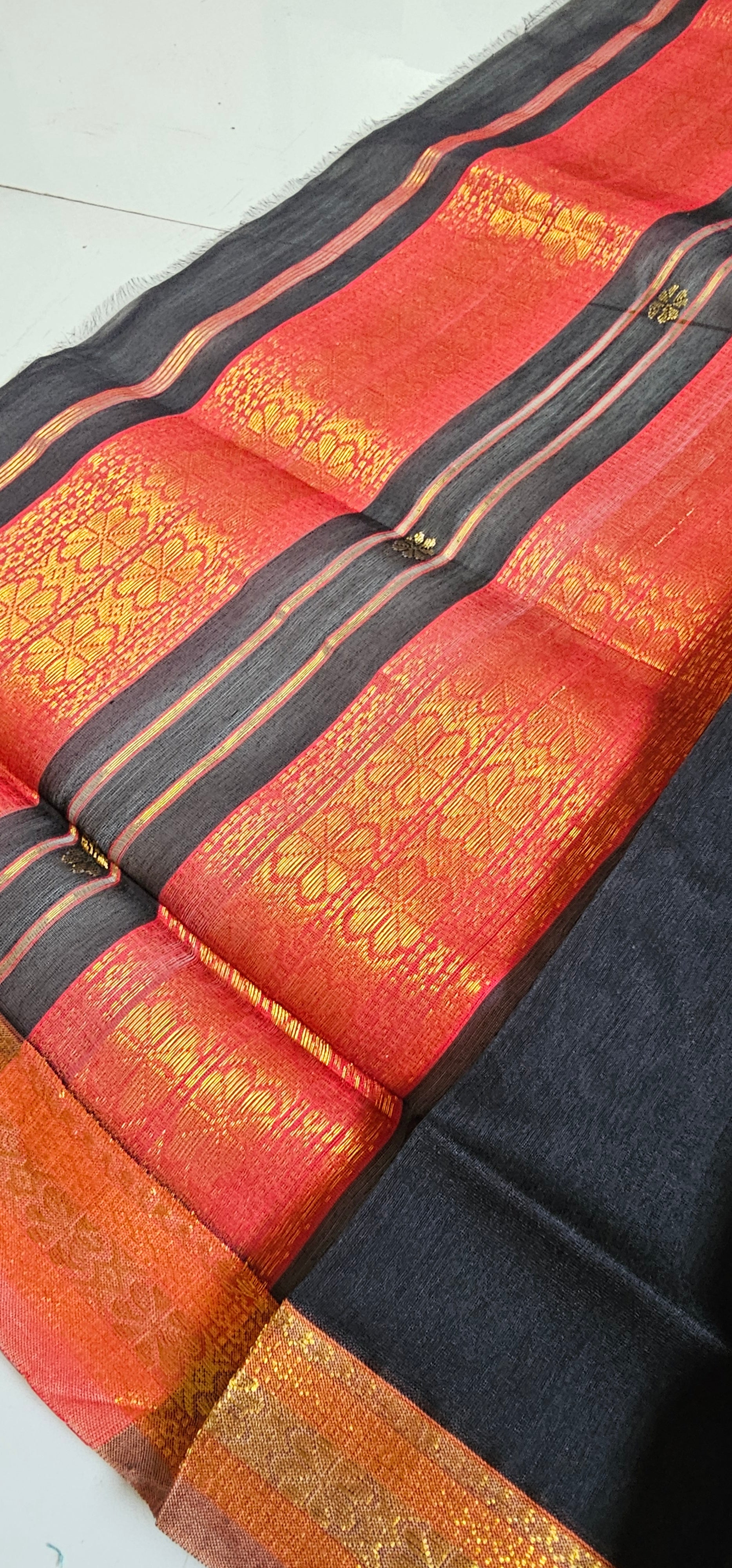 Silk/cotton maheshwari Handwoven Black saree Red gold border 6.2 mtrs length with 1 mtrs blouse