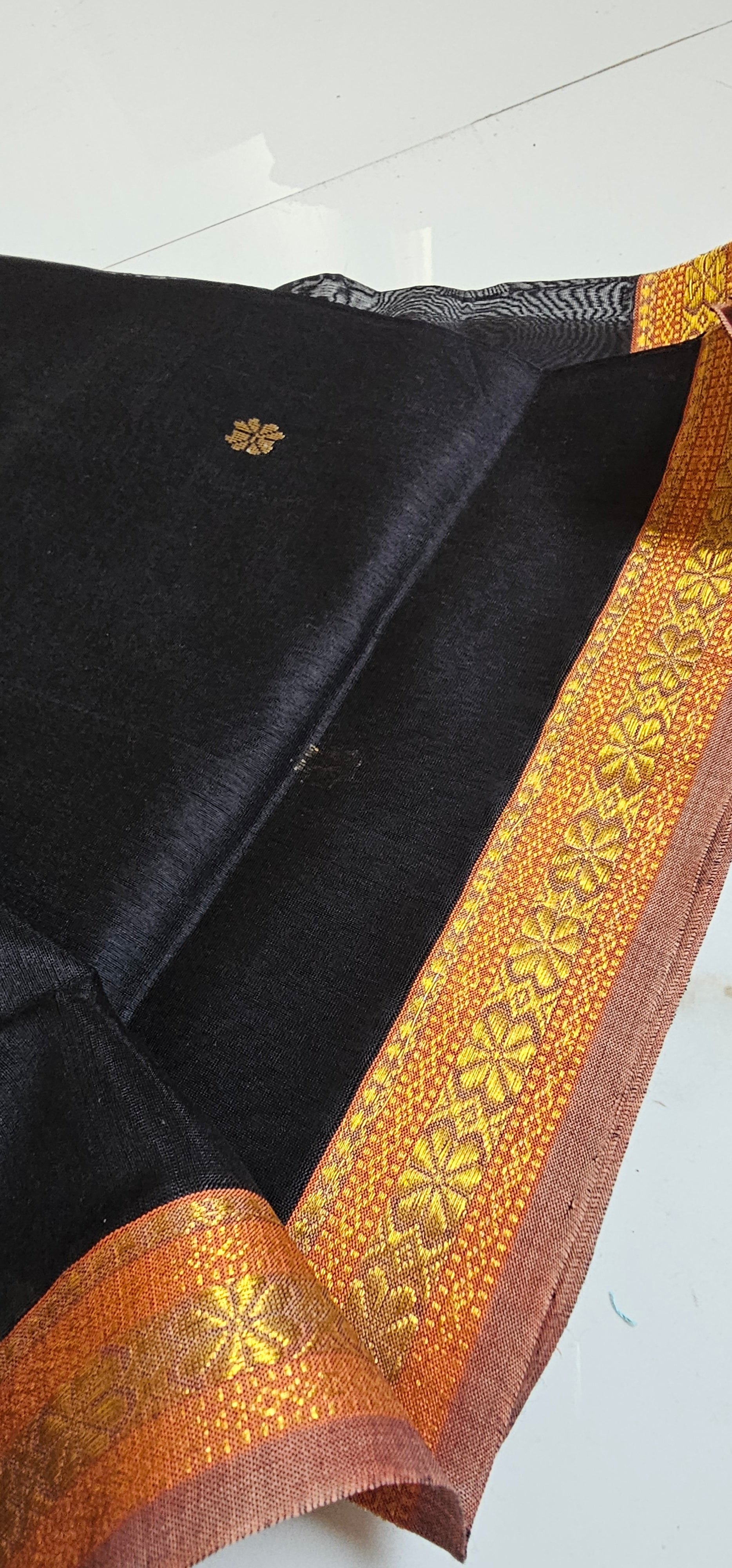 Silk/cotton maheshwari Handwoven Black saree Red gold border 6.2 mtrs length with 1 mtrs blouse