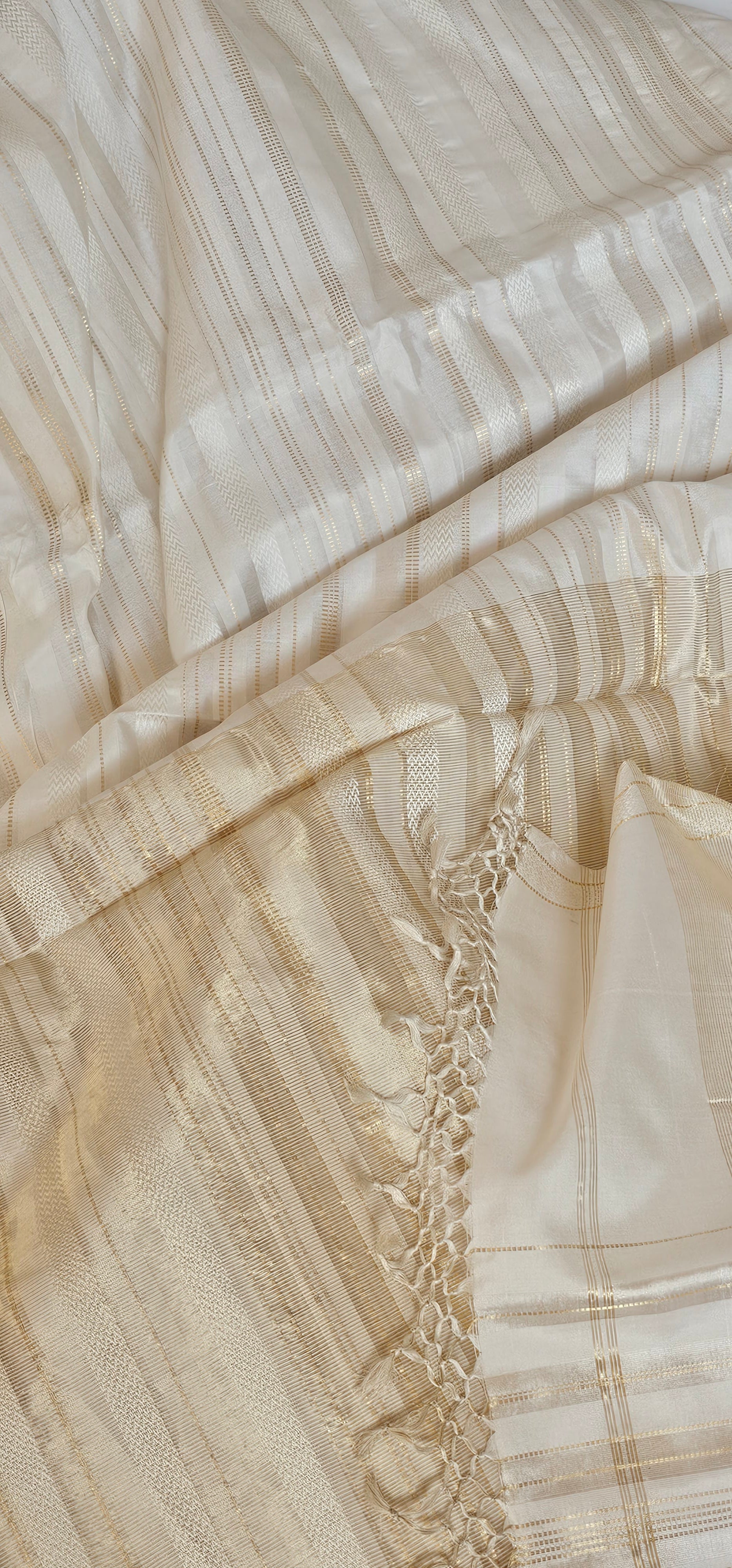 Silk×Silk Off white 4-pedal Maheshwari Handwoven saree 6.2 mtrs length  with 1mtr  blouse