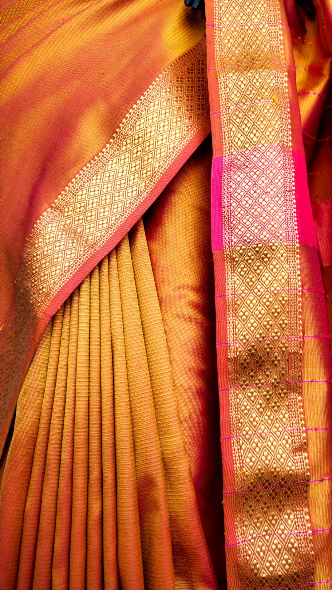Traditional "Hira" Border in pure Silk.